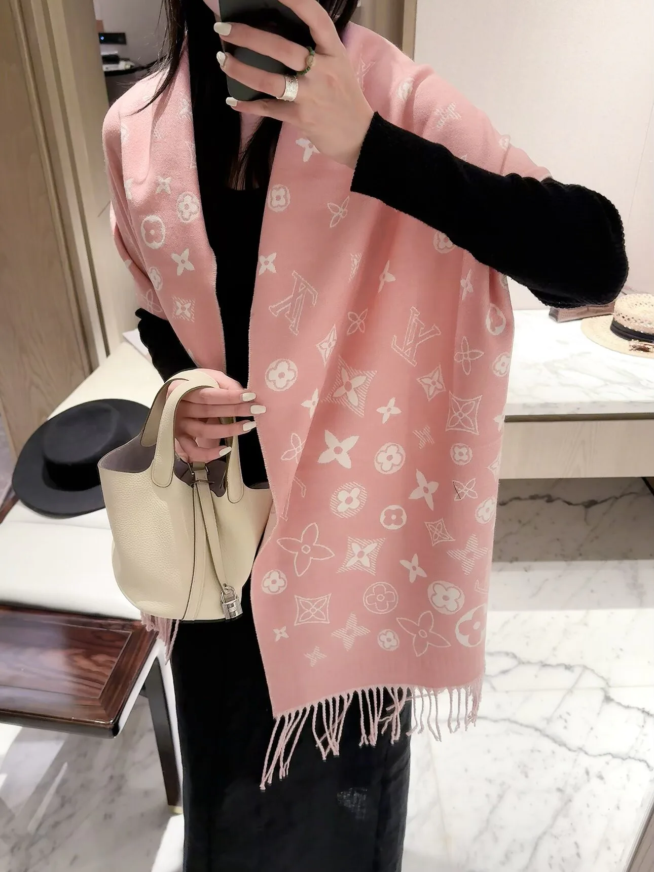 Шарфы Louis Vuitton 18377550