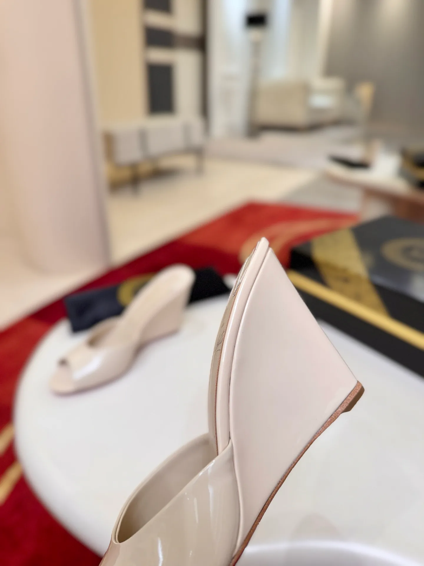 Босоножки Женские Christian Louboutin 18500931