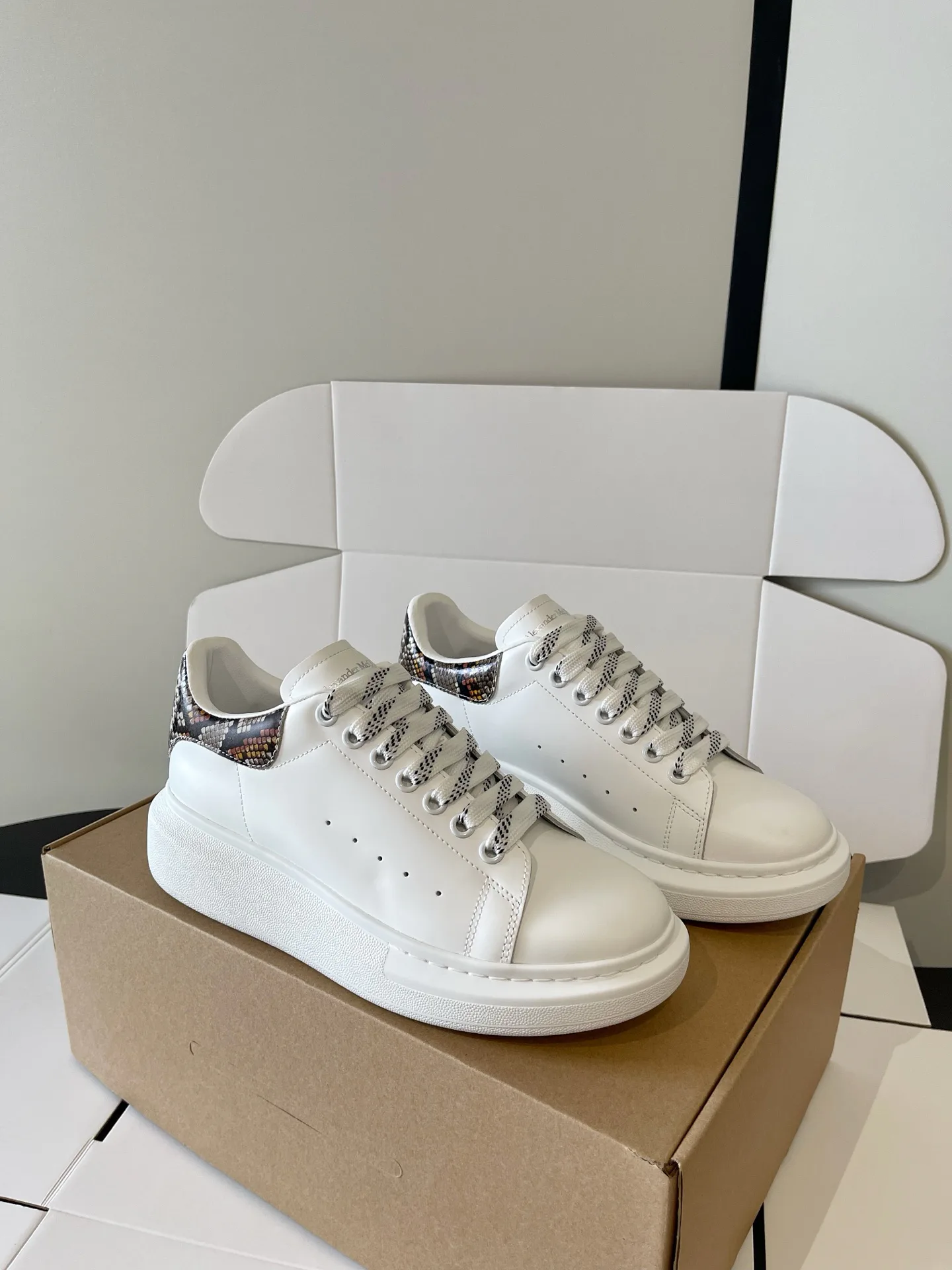 Кроссовки Женские Alexander Mcqueen 18092485