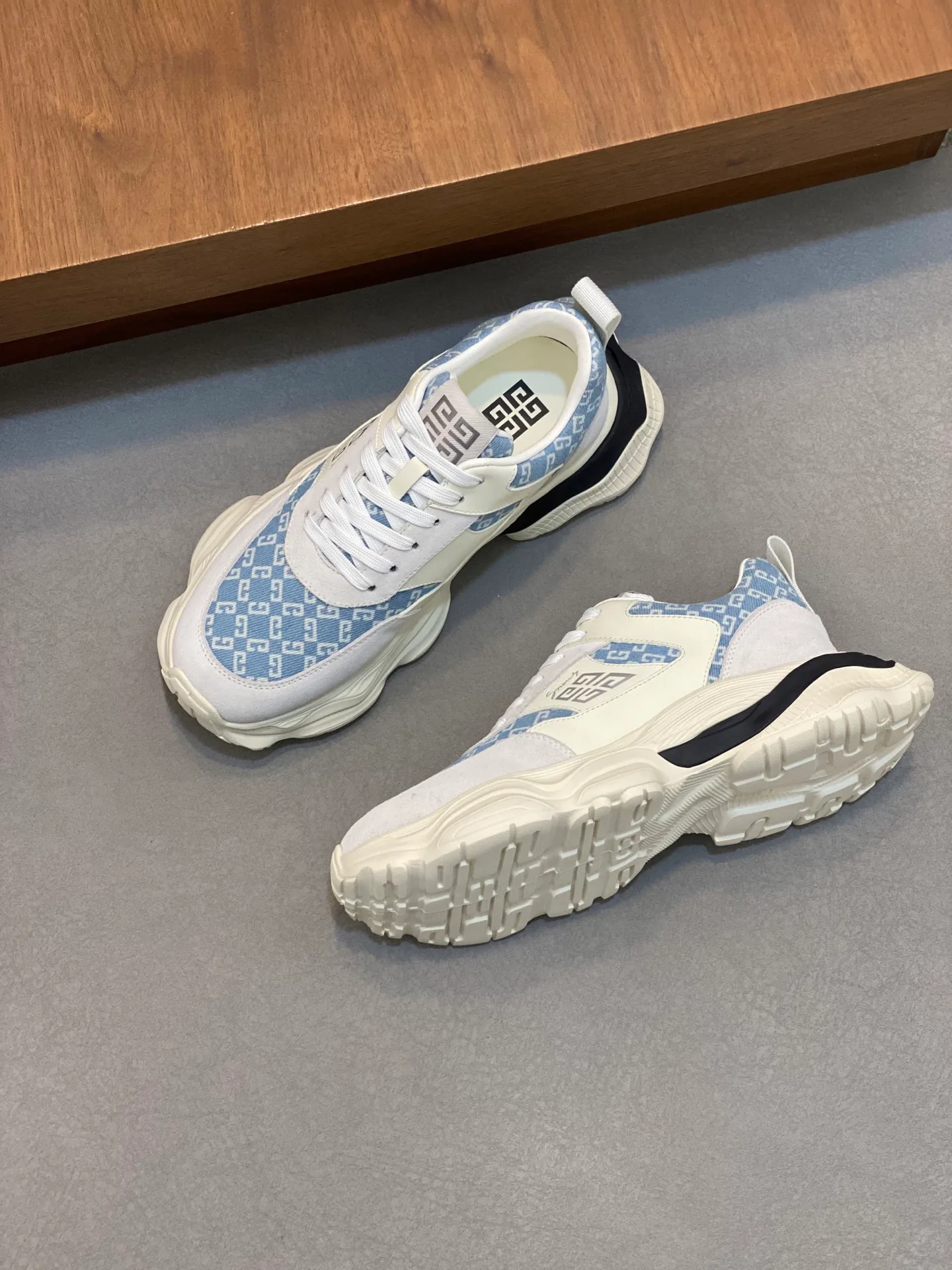 Кроссовки Женские Givenchy 11300