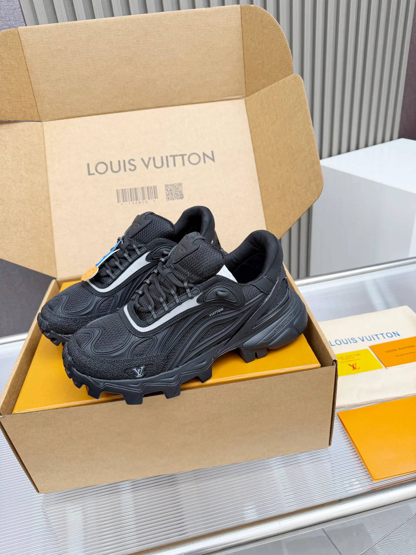 Кроссовки Женские Louis Vuitton 11679415