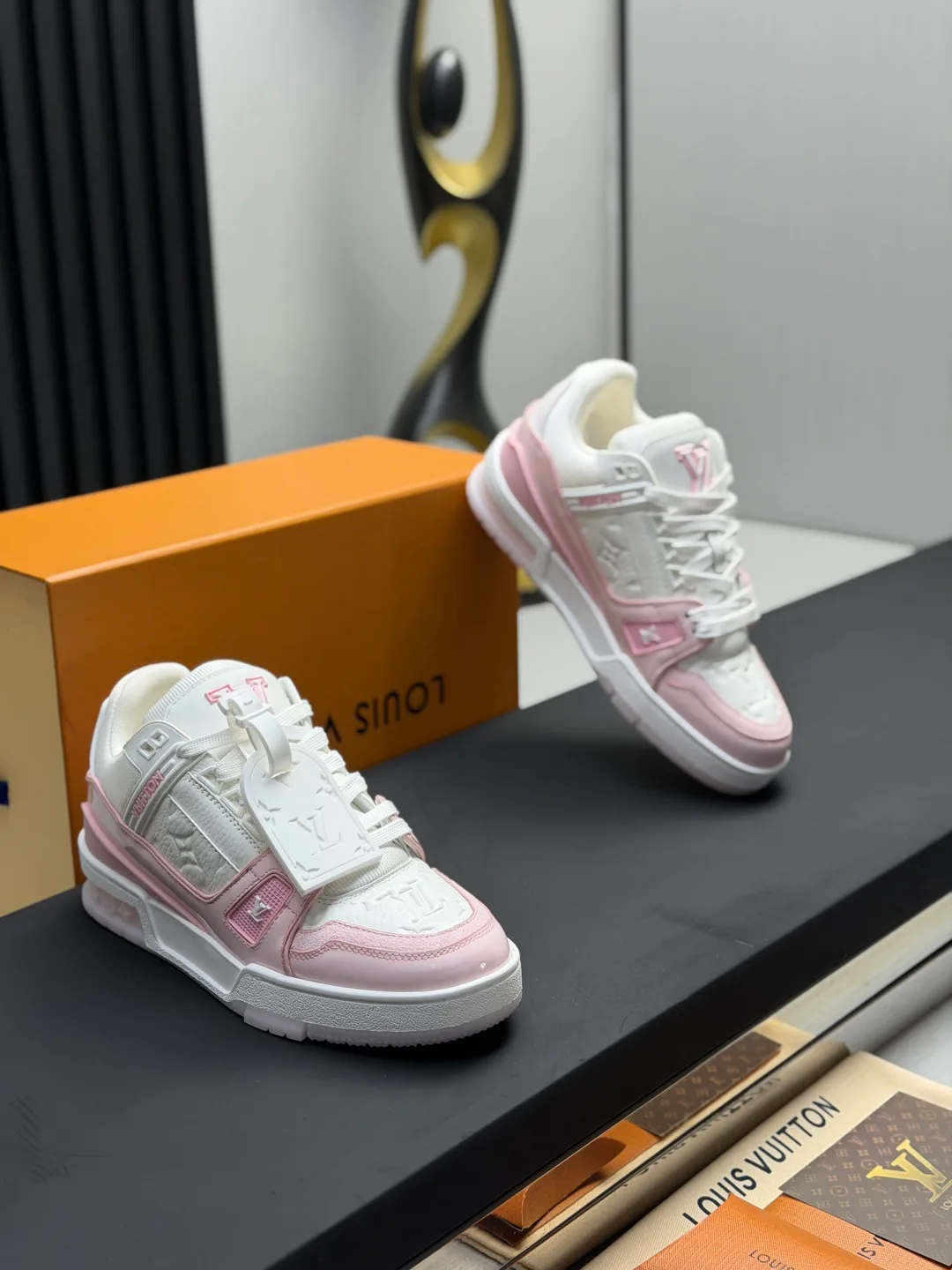 Кроссовки Женские Louis Vuitton 18011596