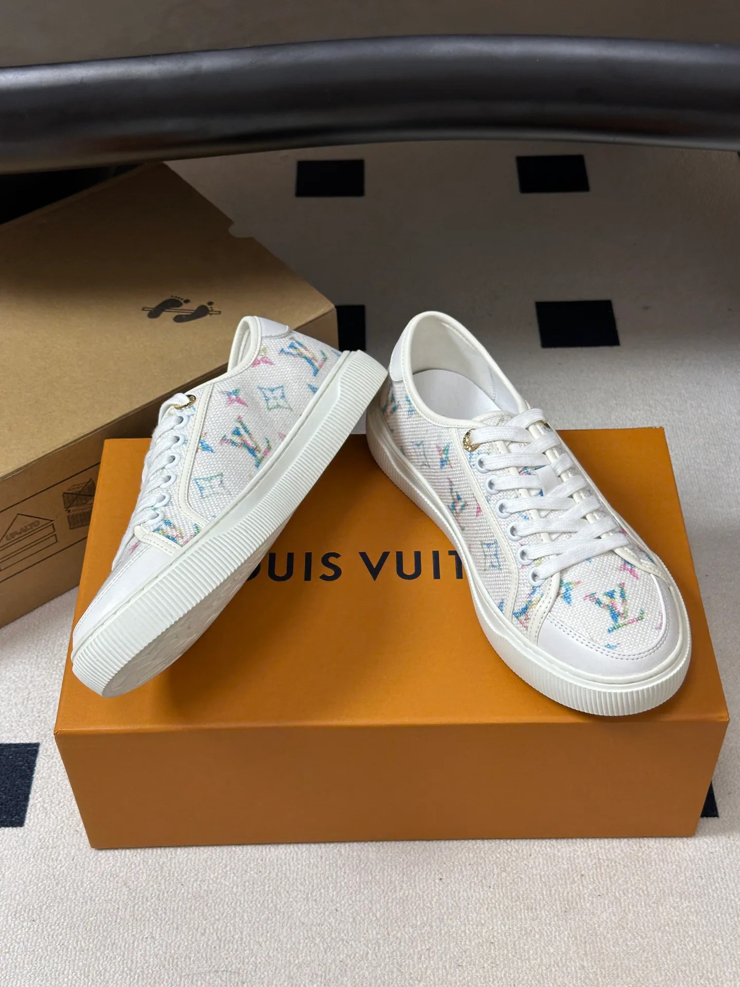 Кроссовки Женские Louis Vuitton 18340950