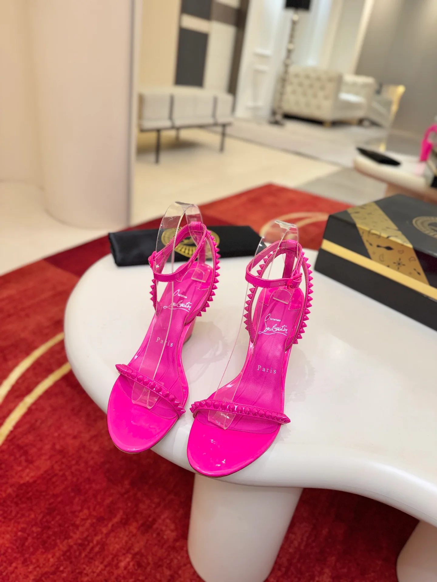 Босоножки Женские Christian Louboutin 18500919