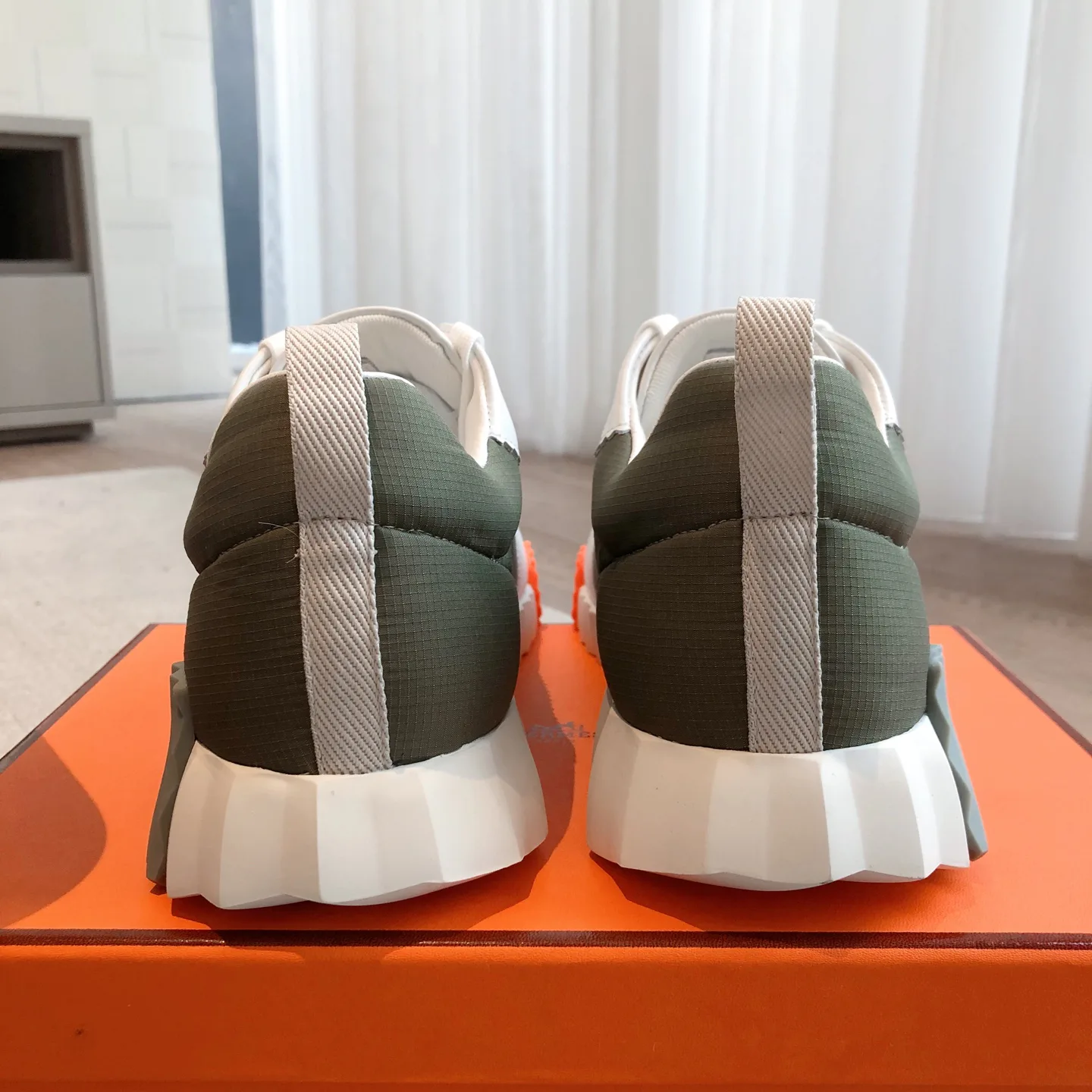 Кроссовки Женские Hermes 18729721