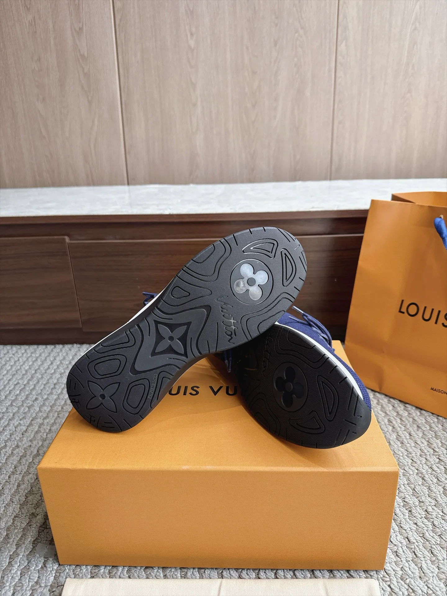 Кроссовки Женские Louis Vuitton 18333248