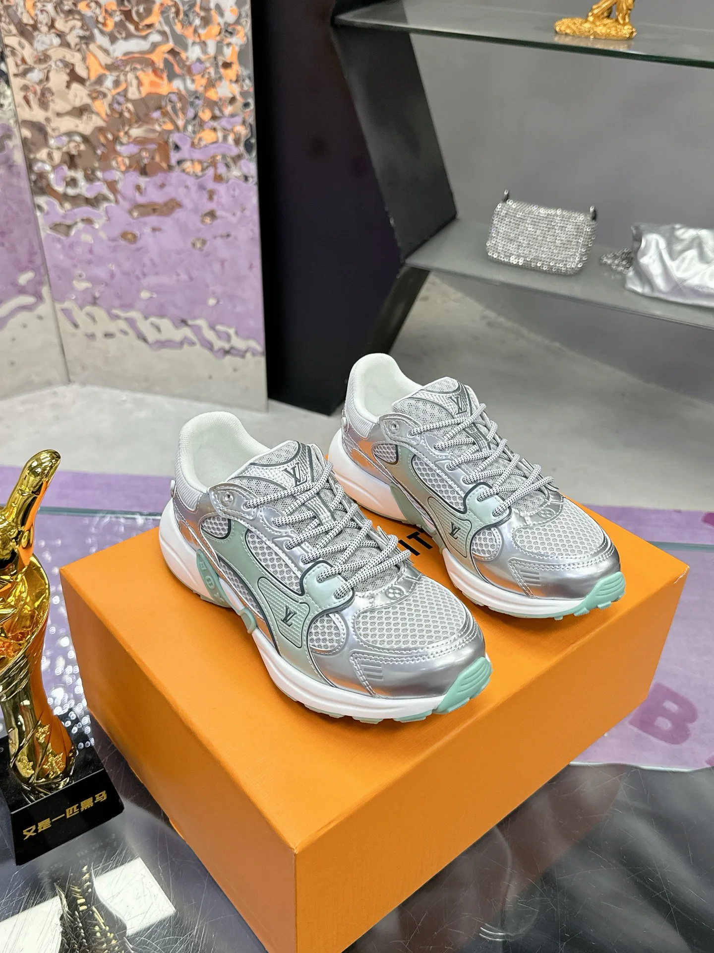 Кроссовки Женские Louis Vuitton 17530432