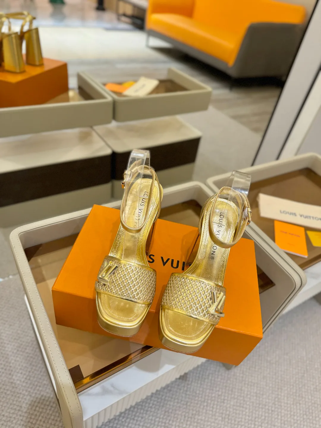 Босоножки Женские Louis Vuitton 10910203