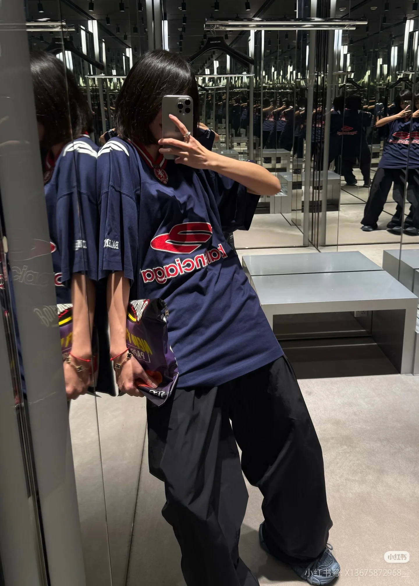 Футболки Женские Balenciaga 687160