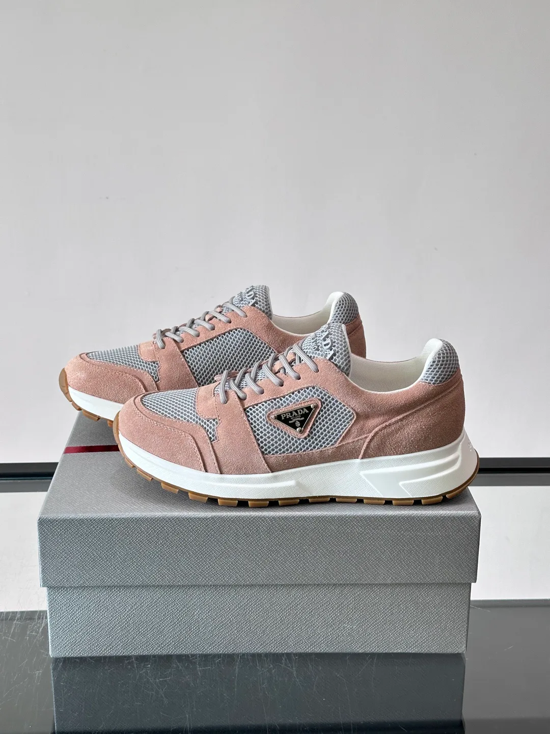 Кроссовки Женские Prada 18102648