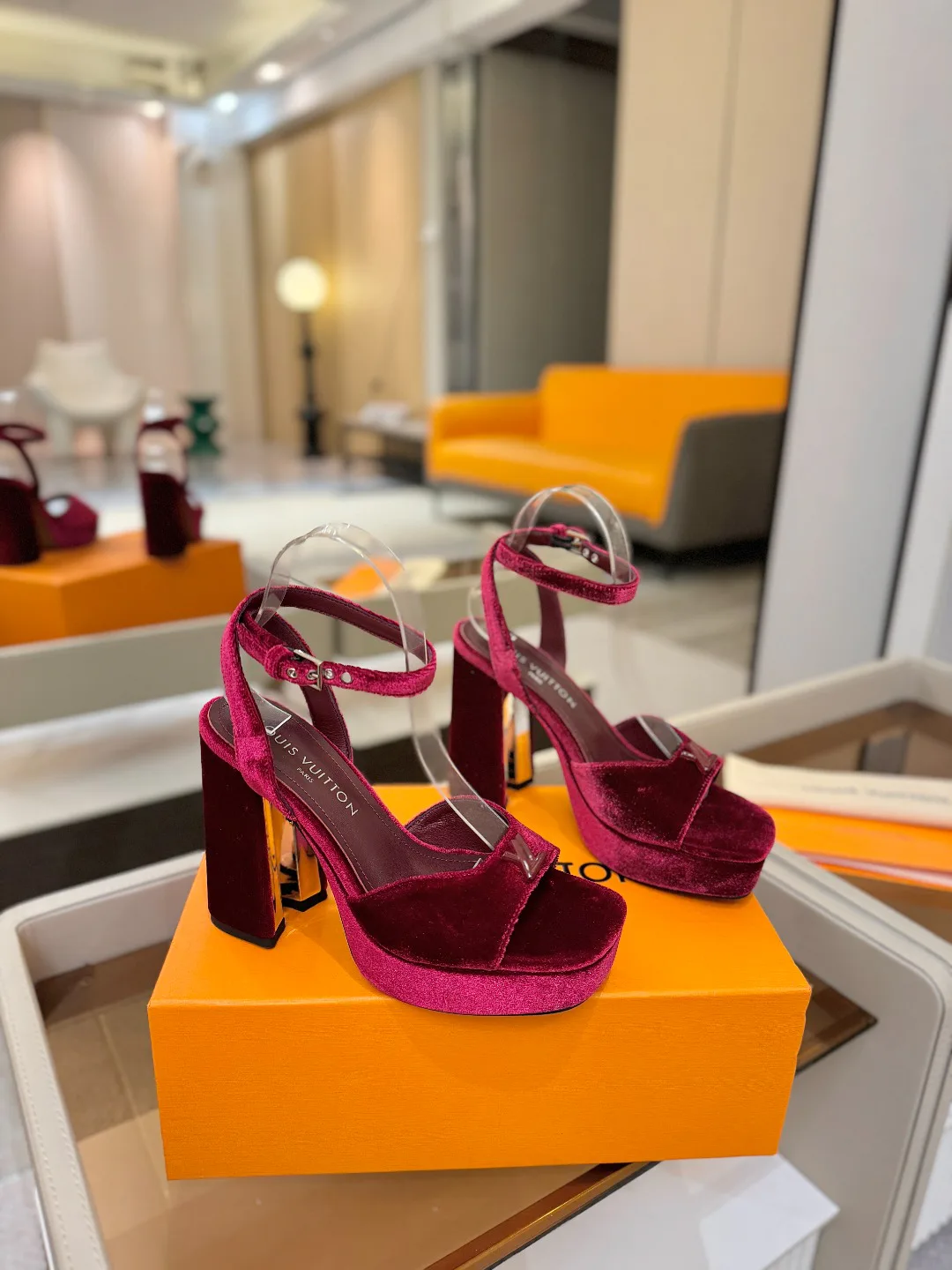 Босоножки Женские Louis Vuitton 10910176