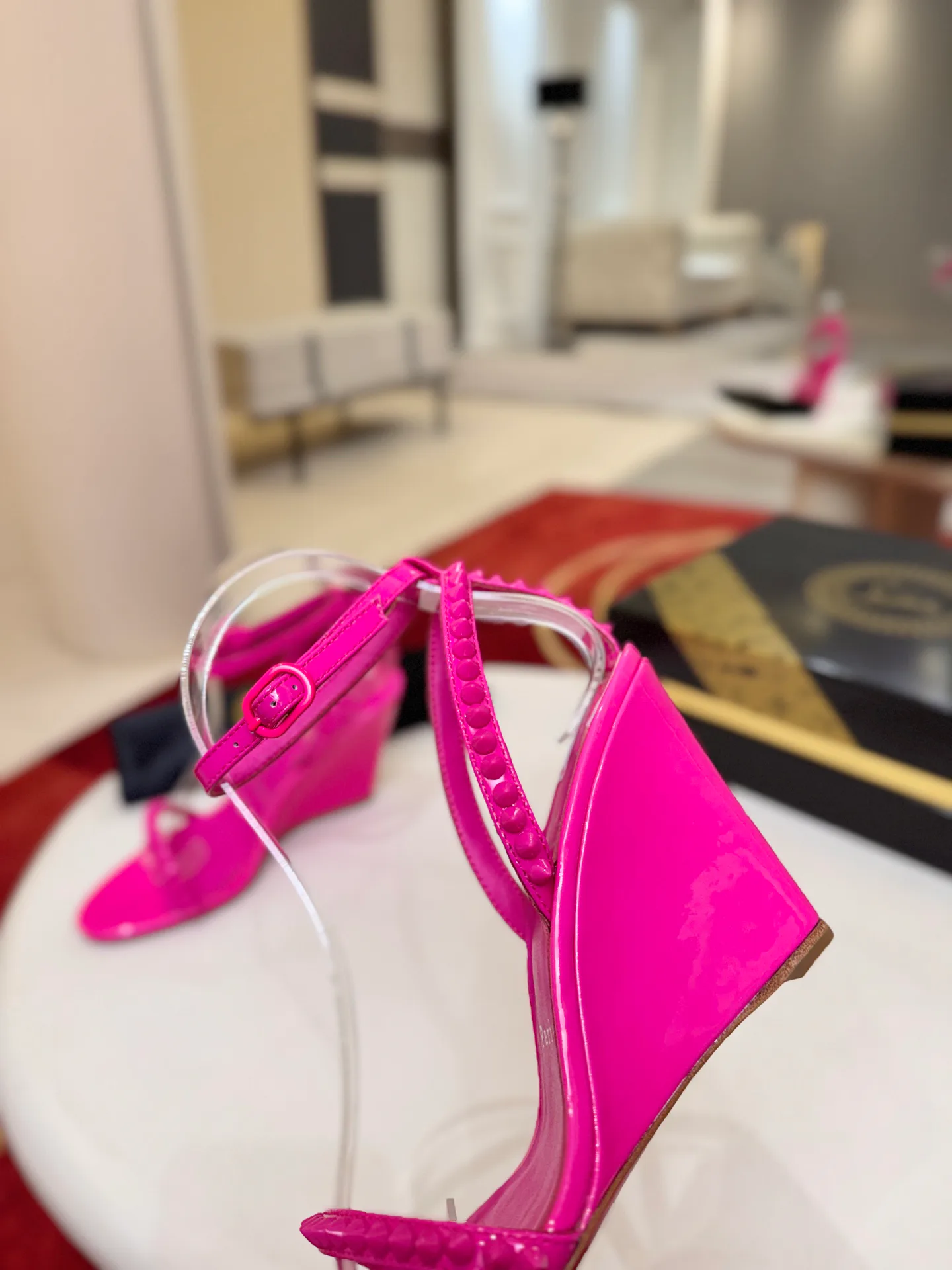 Босоножки Женские Christian Louboutin 18500919