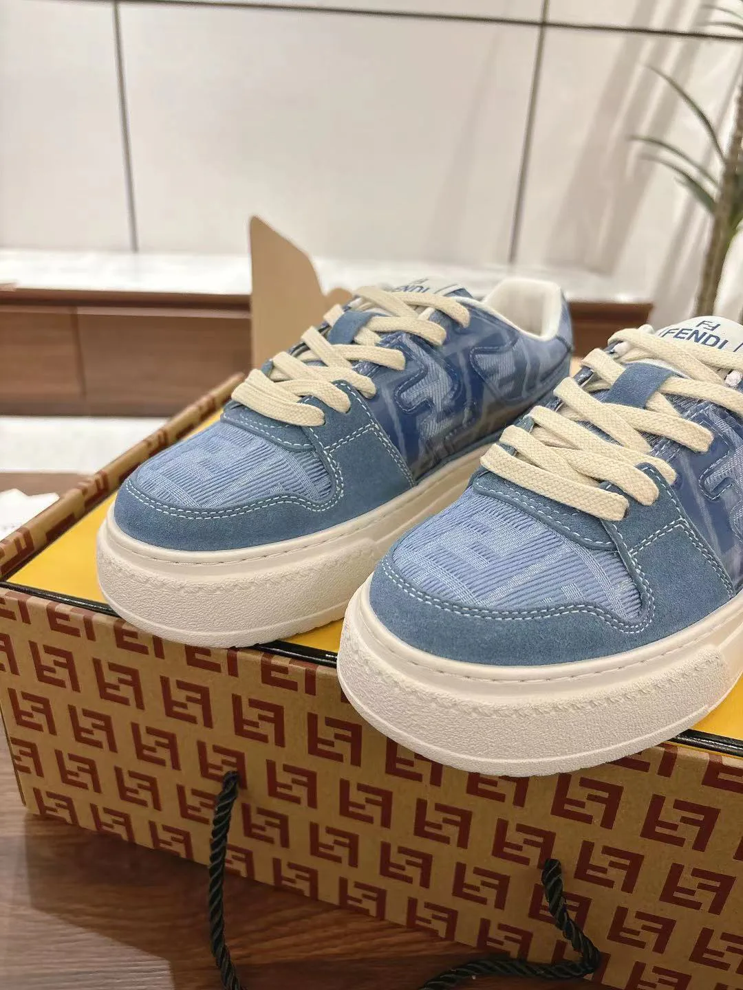 Кроссовки Женские Fendi 18219638
