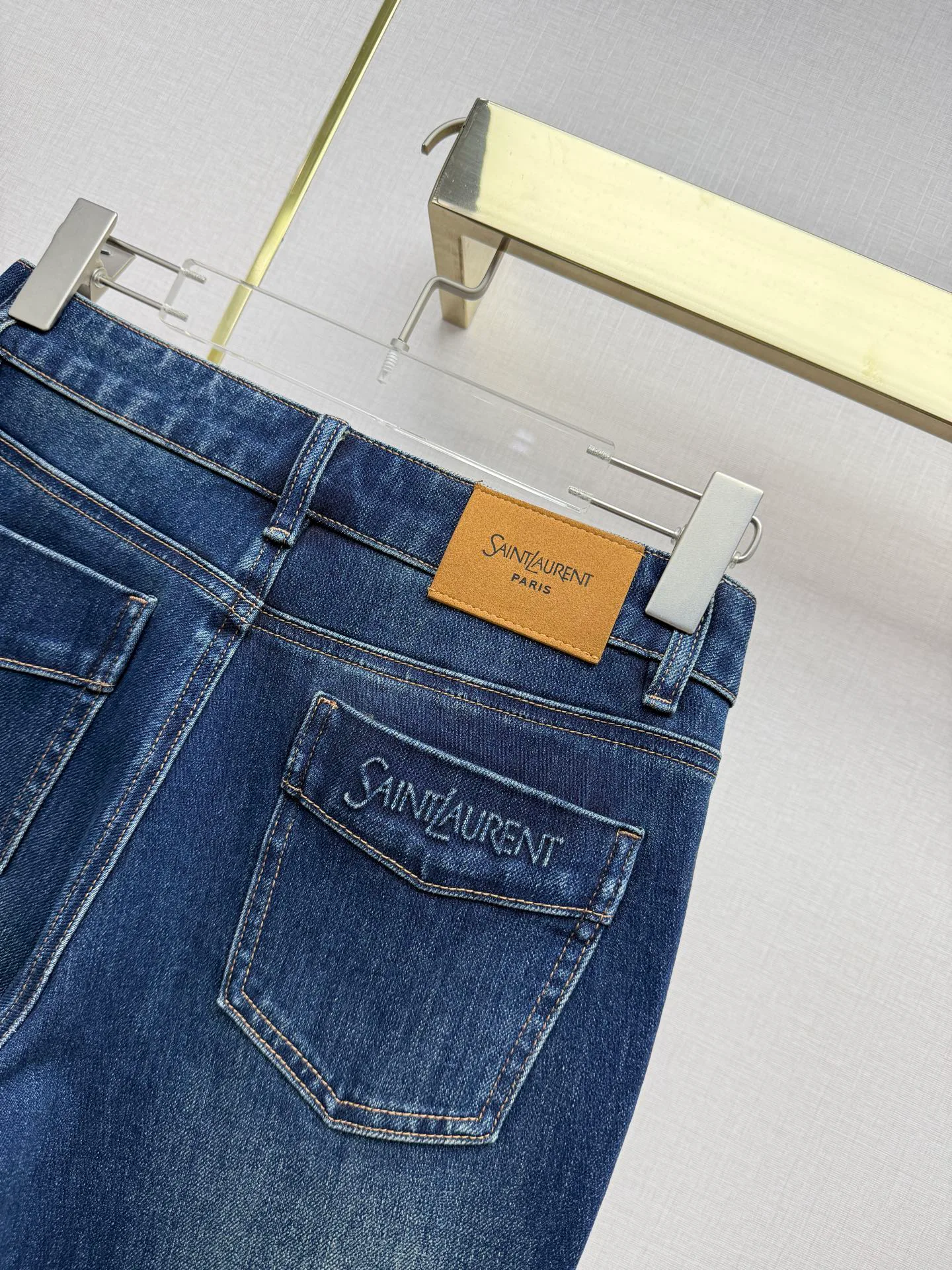 Джинсы Женские Saint Laurent 19393590