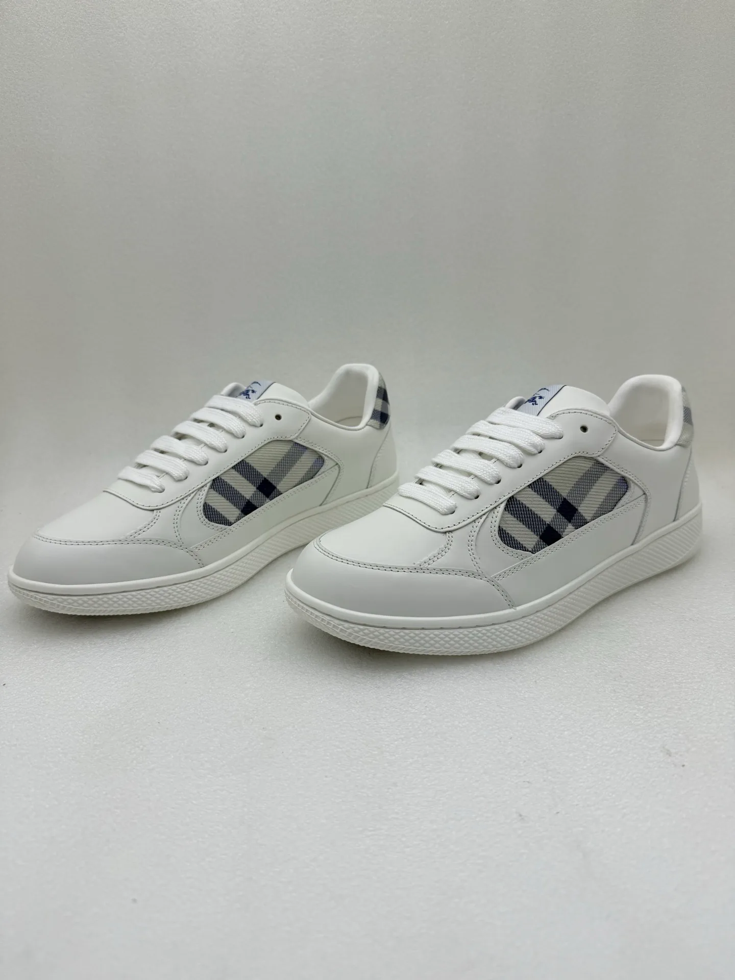 Кроссовки Женские Burberry 18589211