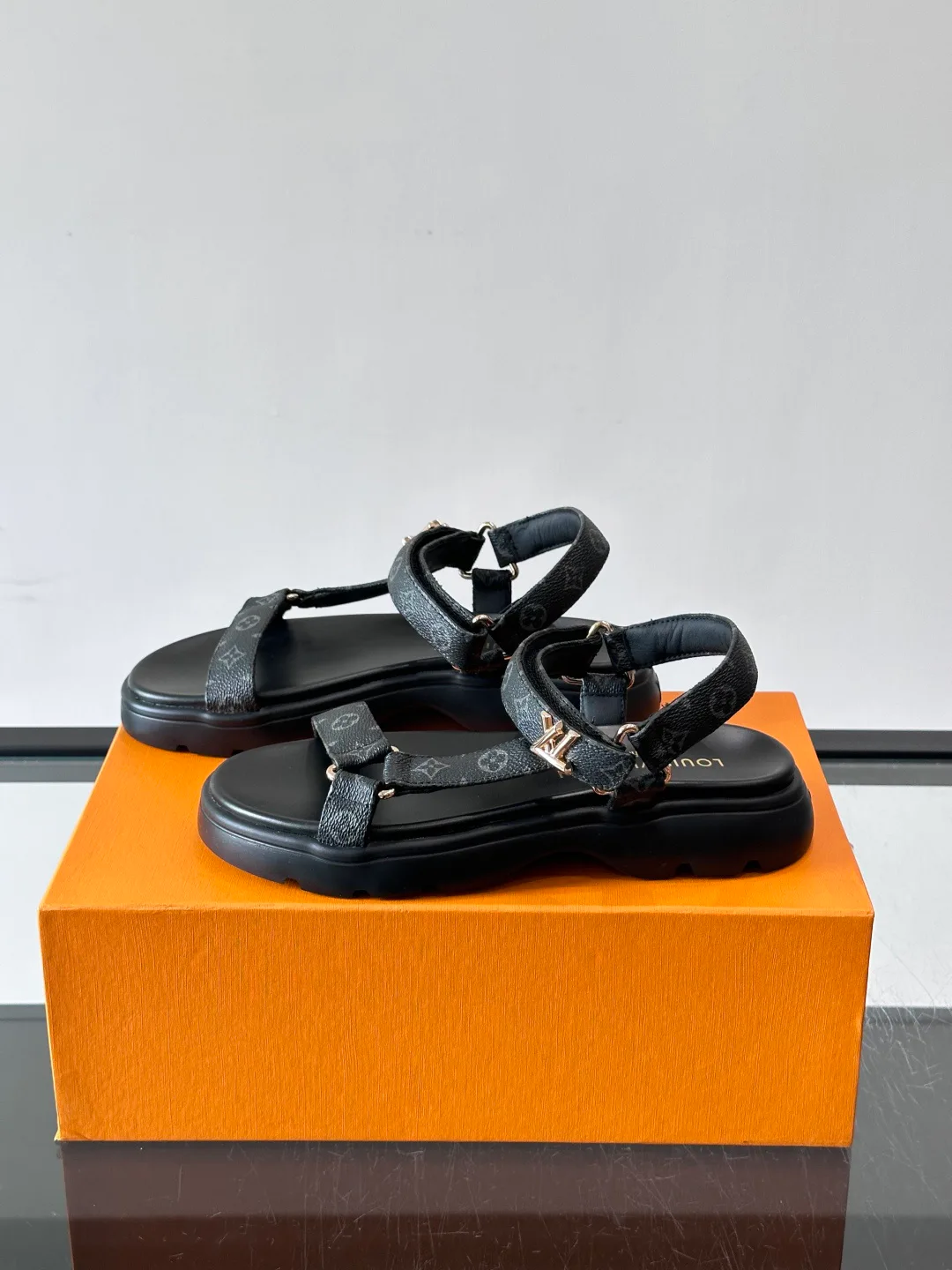 Босоножки Женские Louis Vuitton 17608046