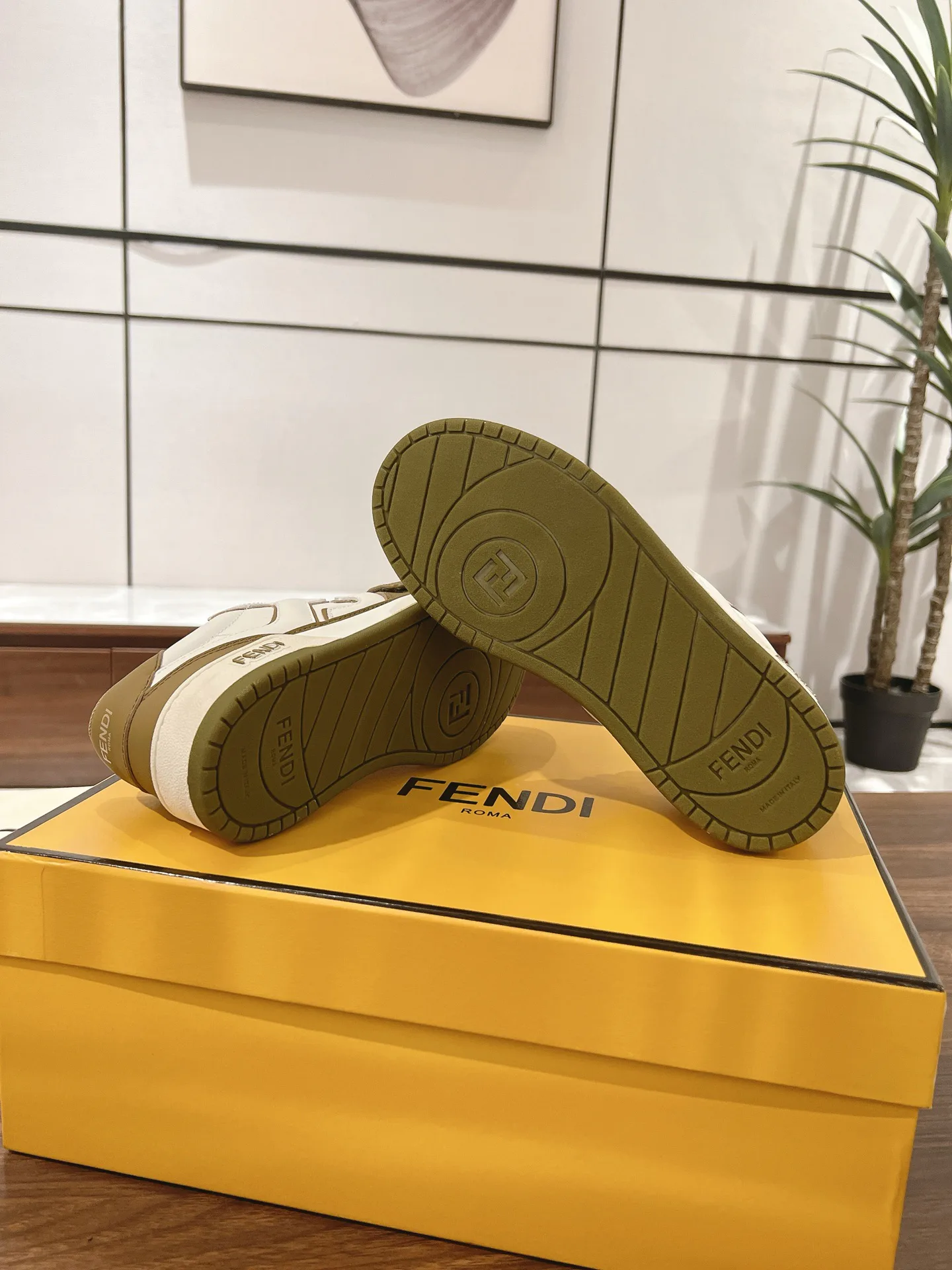 Кроссовки Женские Fendi 18219542