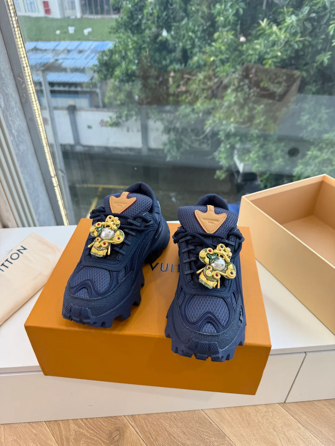 Кроссовки Женские Louis Vuitton 18053492