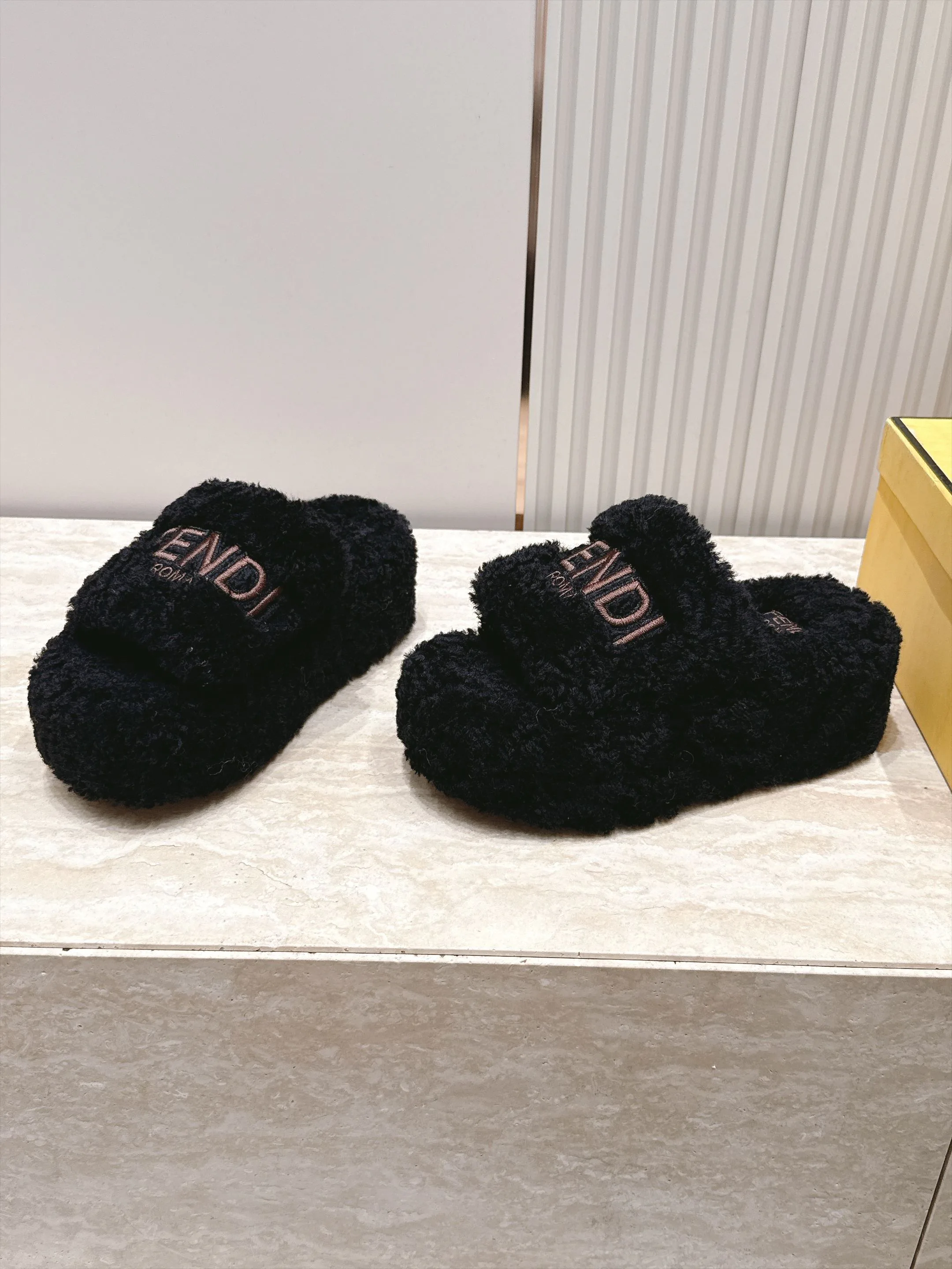 Тапочки Женские Fendi 18737611