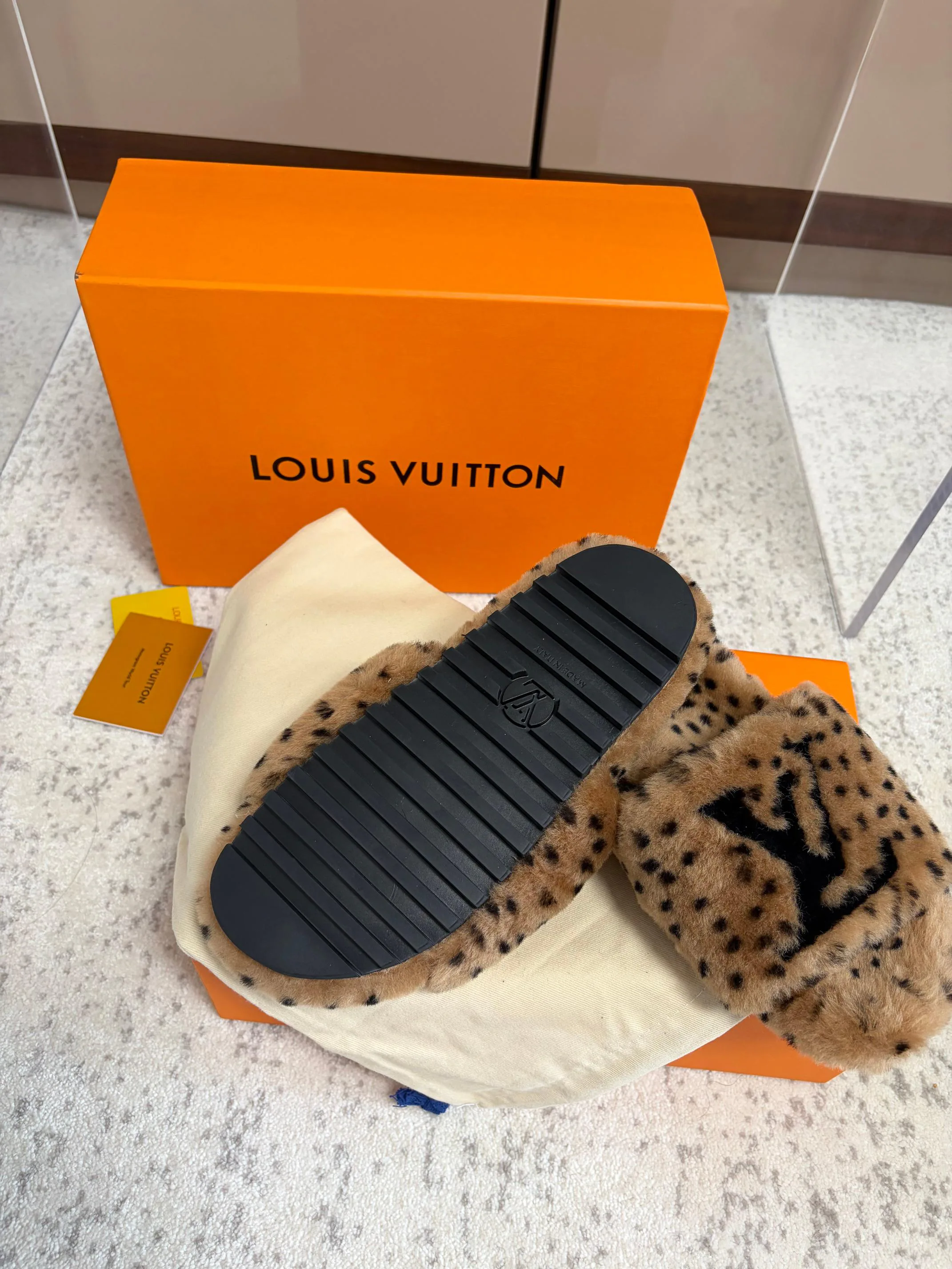 Тапочки Женские Louis Vuitton 18823518