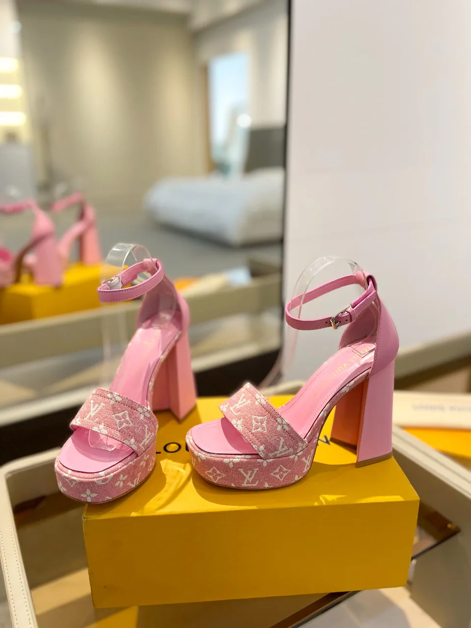 Босоножки Женские Louis Vuitton 17946838