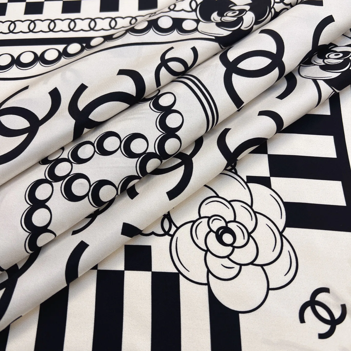 Платки Chanel 5021496