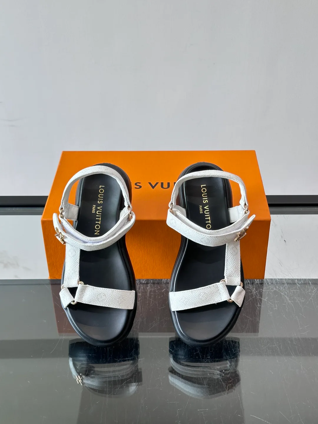 Босоножки Женские Louis Vuitton 17536538
