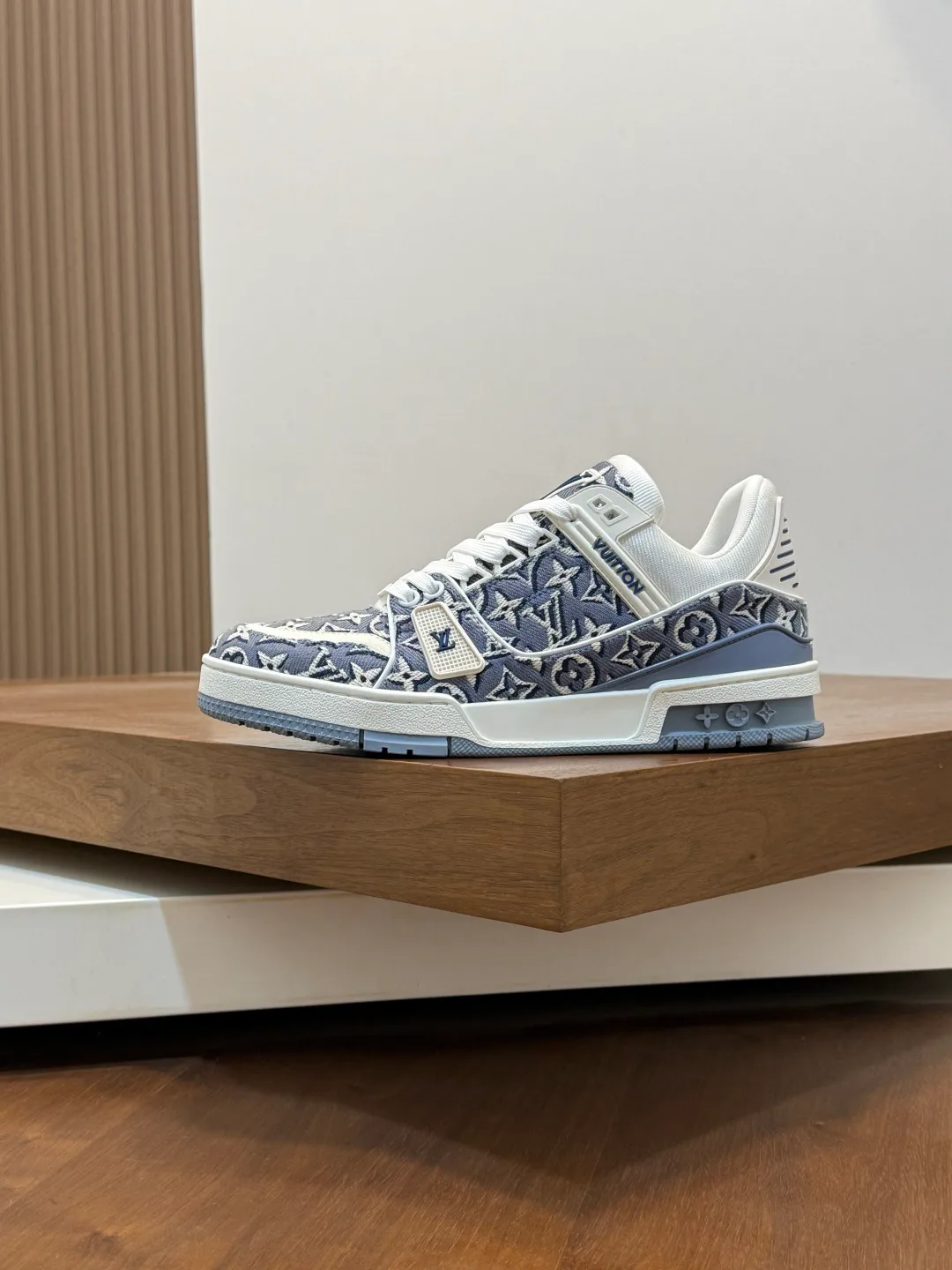 Кроссовки Женские Louis Vuitton 17447608