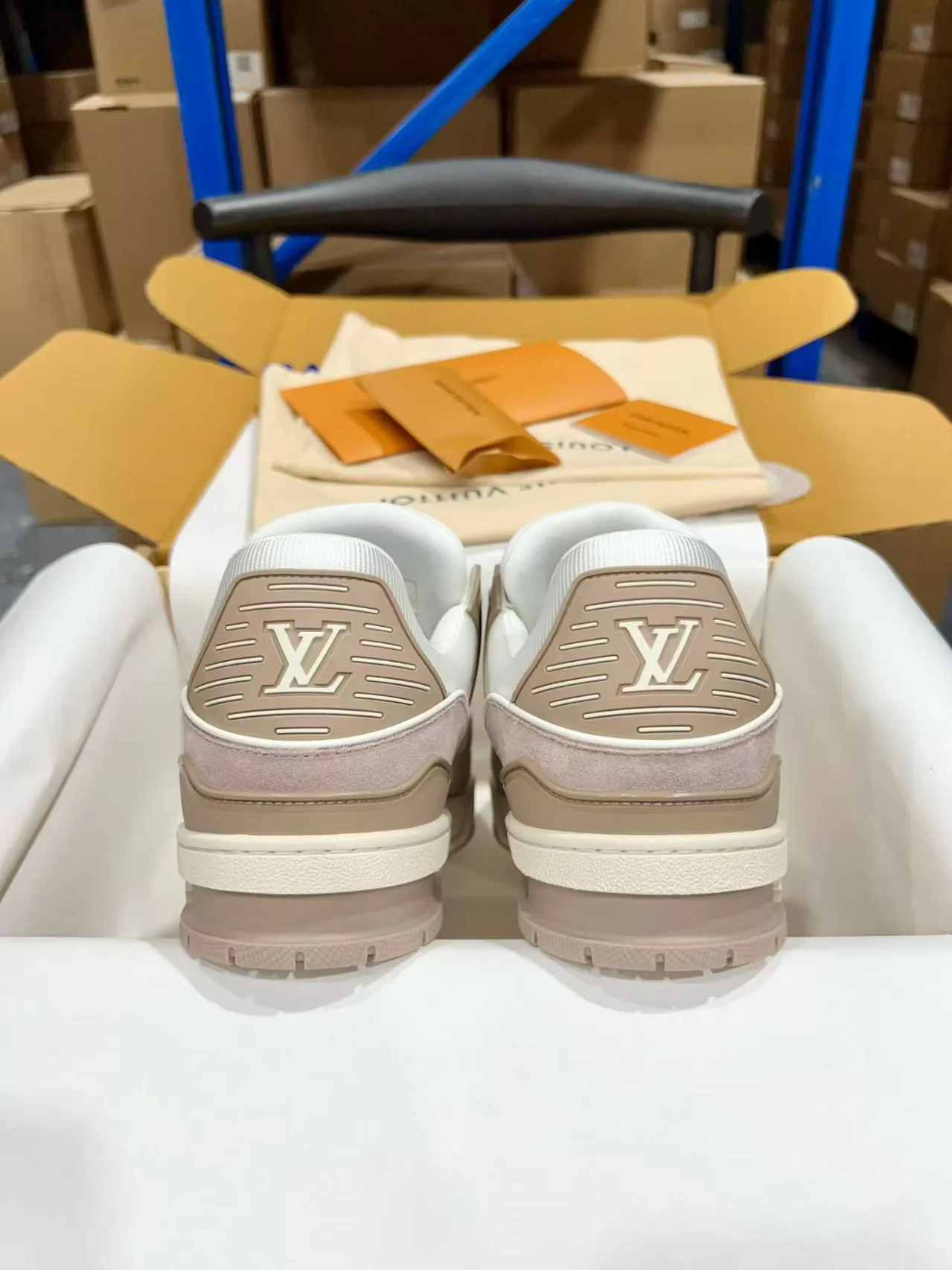 Кроссовки Женские Louis Vuitton 18170736