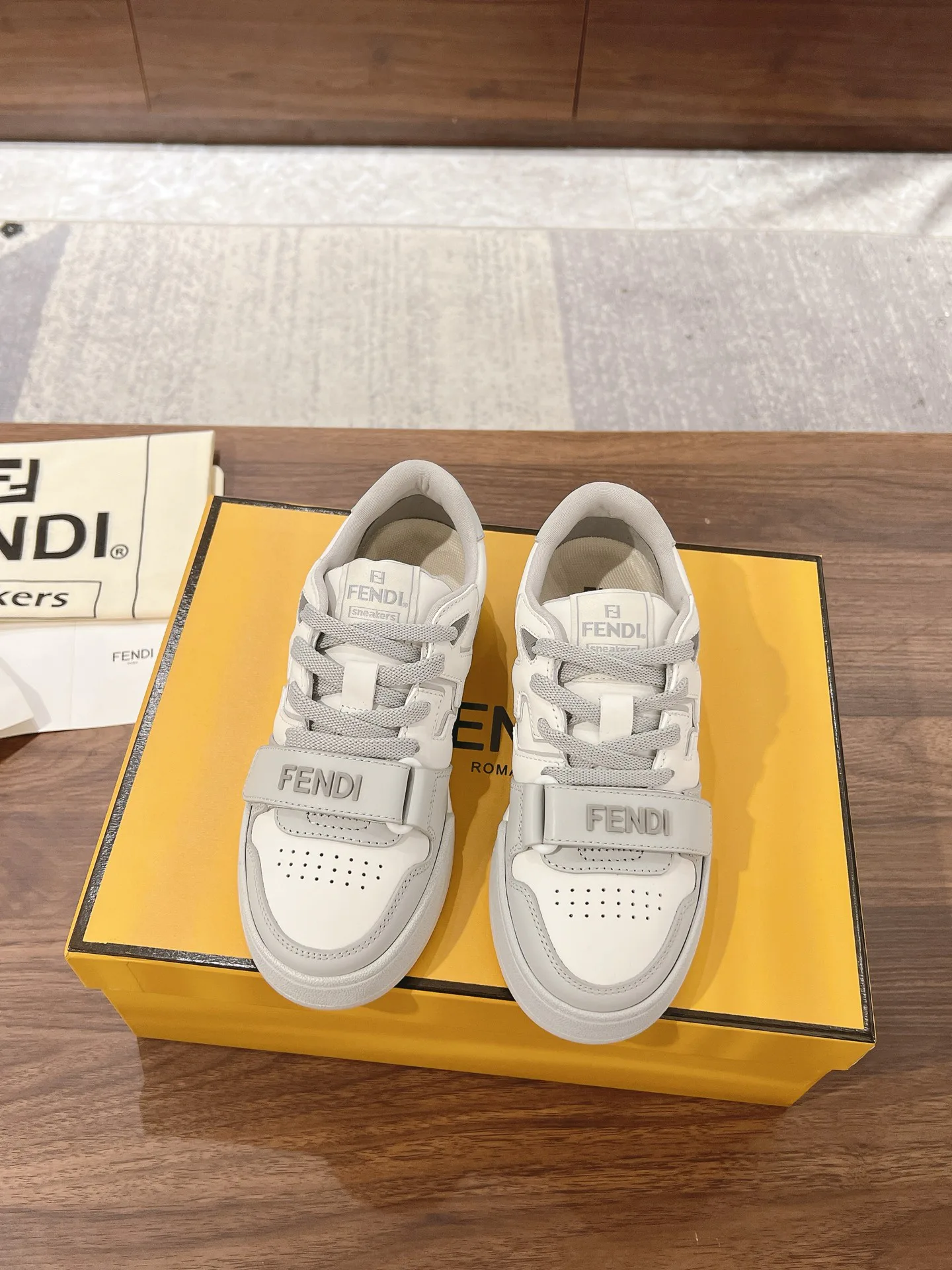 Кроссовки Женские Fendi 18219541