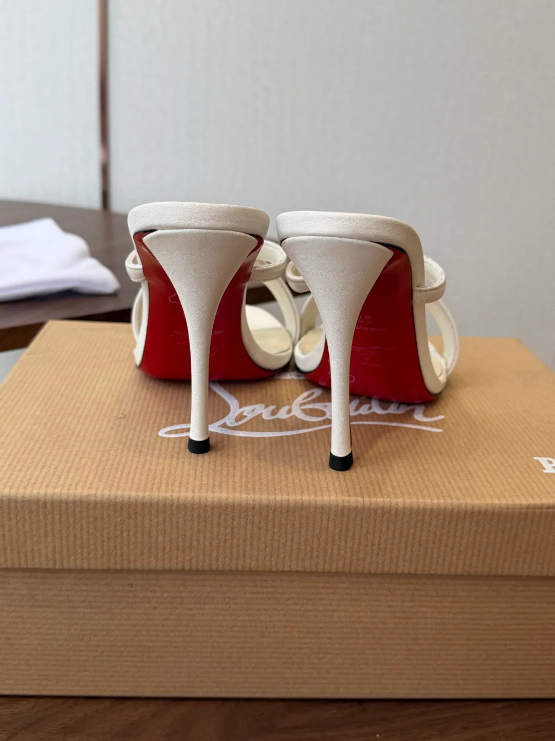 Босоножки Женские Christian Louboutin 18183090