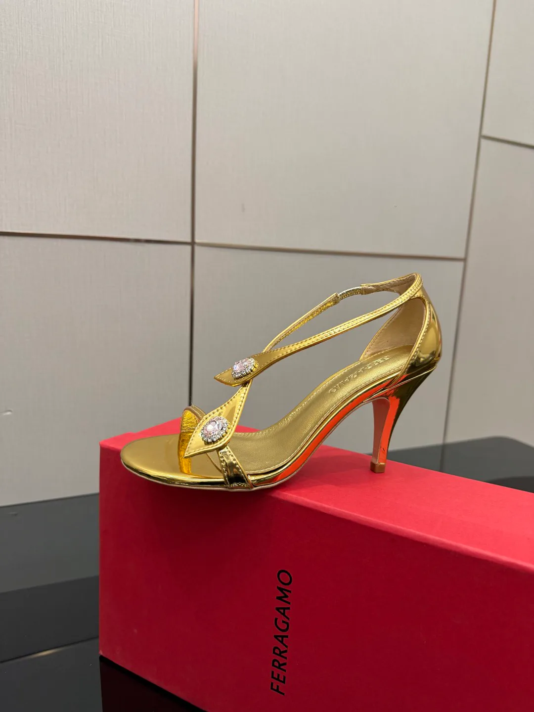 Босоножки Женские Salvatore Ferragamo 5052123