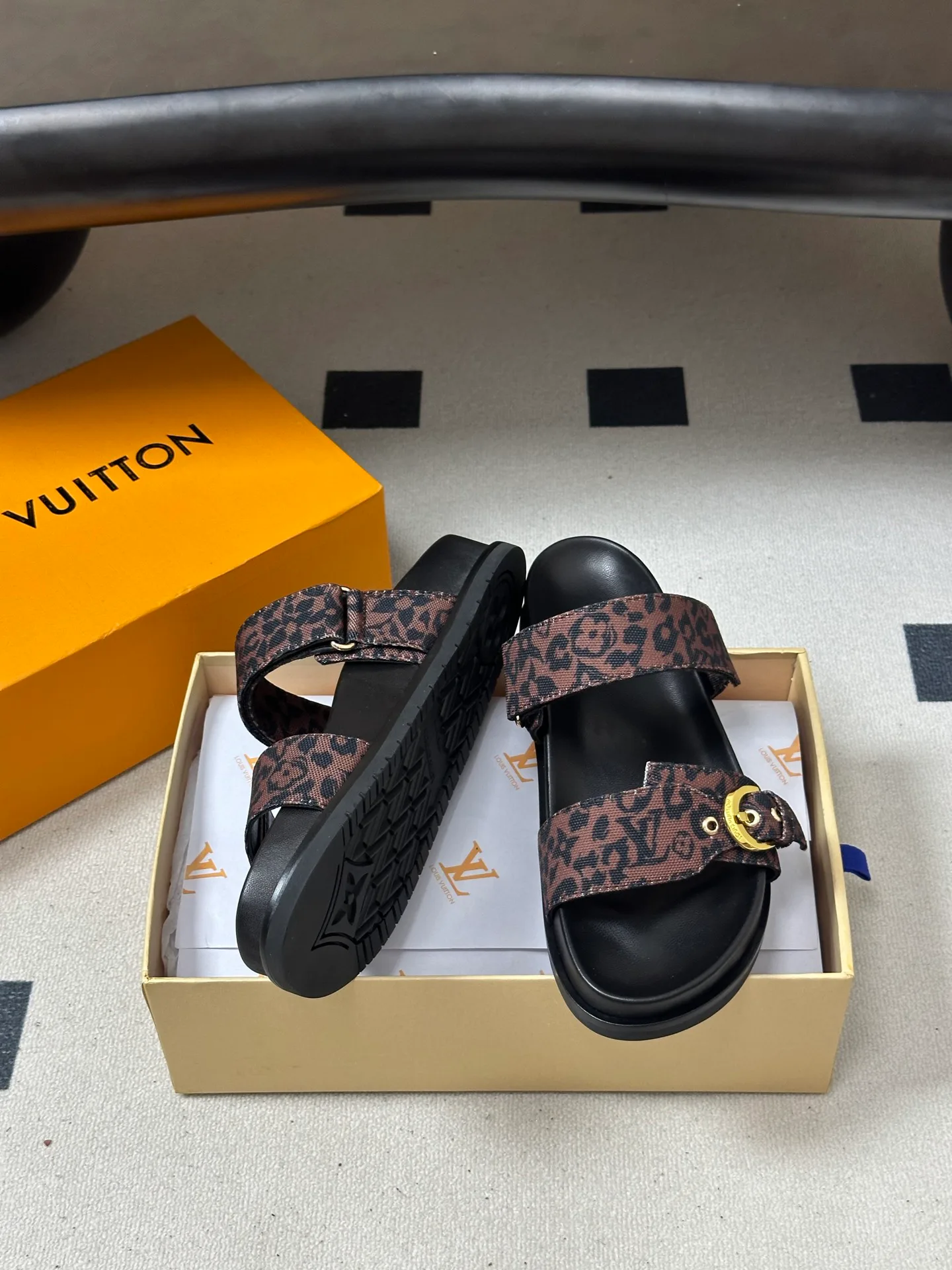 Шлепанцы Женские Louis Vuitton 14411910