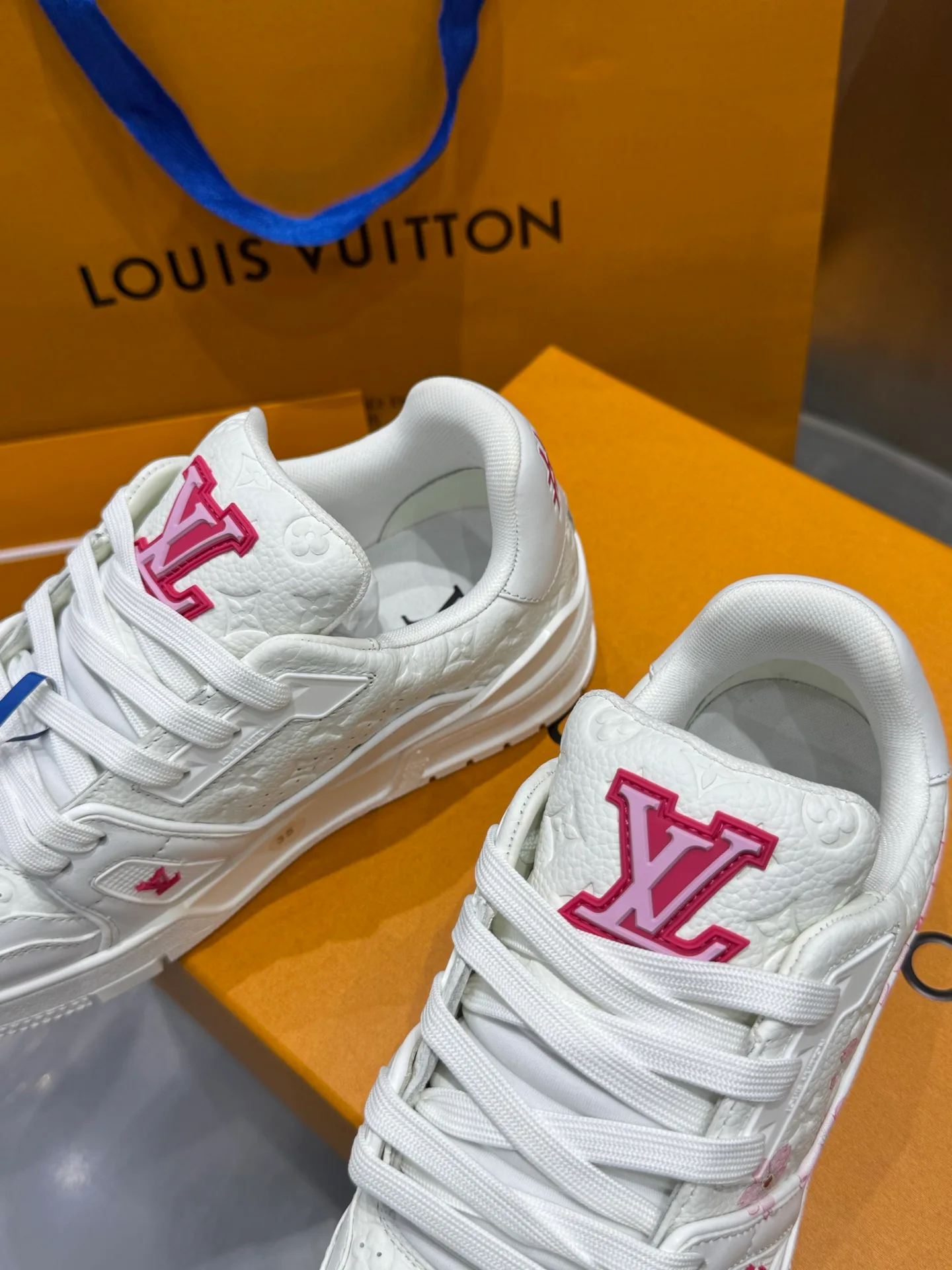 Кроссовки Женские Louis Vuitton 19073336