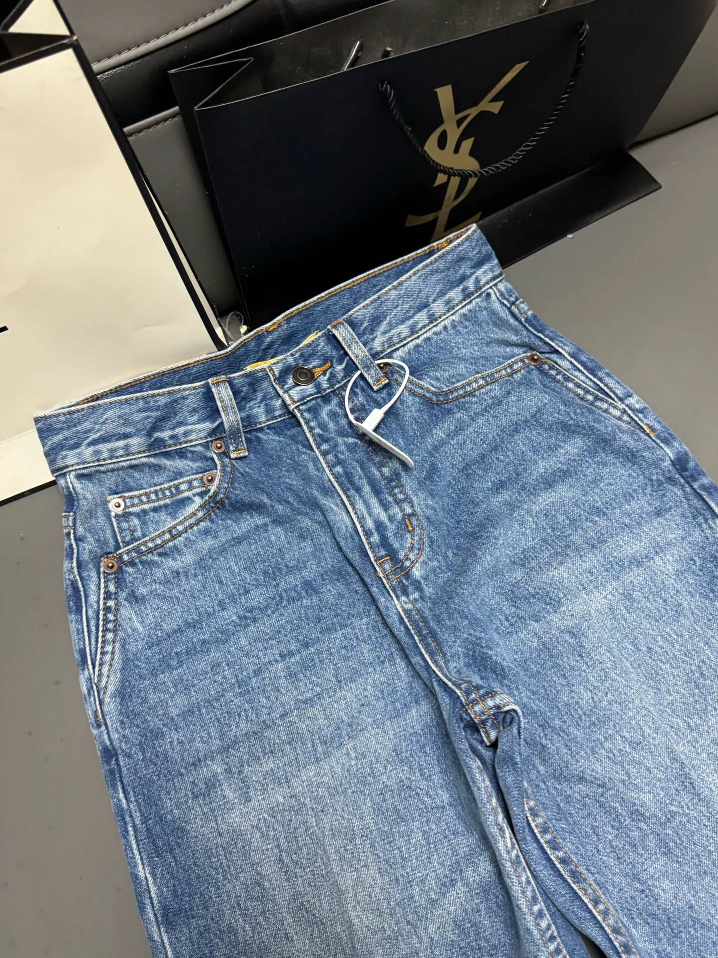 Джинсы Женские Saint Laurent 18174695
