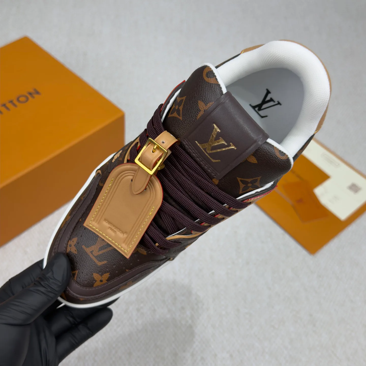 Кроссовки Женские Louis Vuitton 18265150