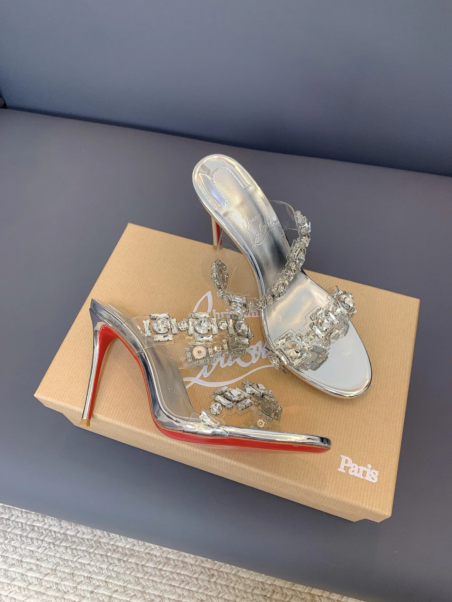 Босоножки Женские Christian Louboutin 17656592