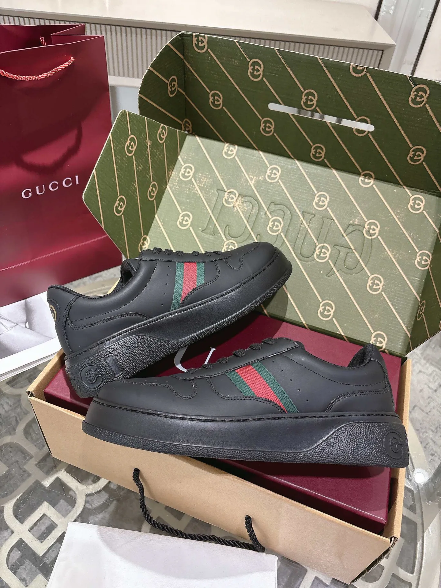 Кроссовки Женские Gucci 18369590