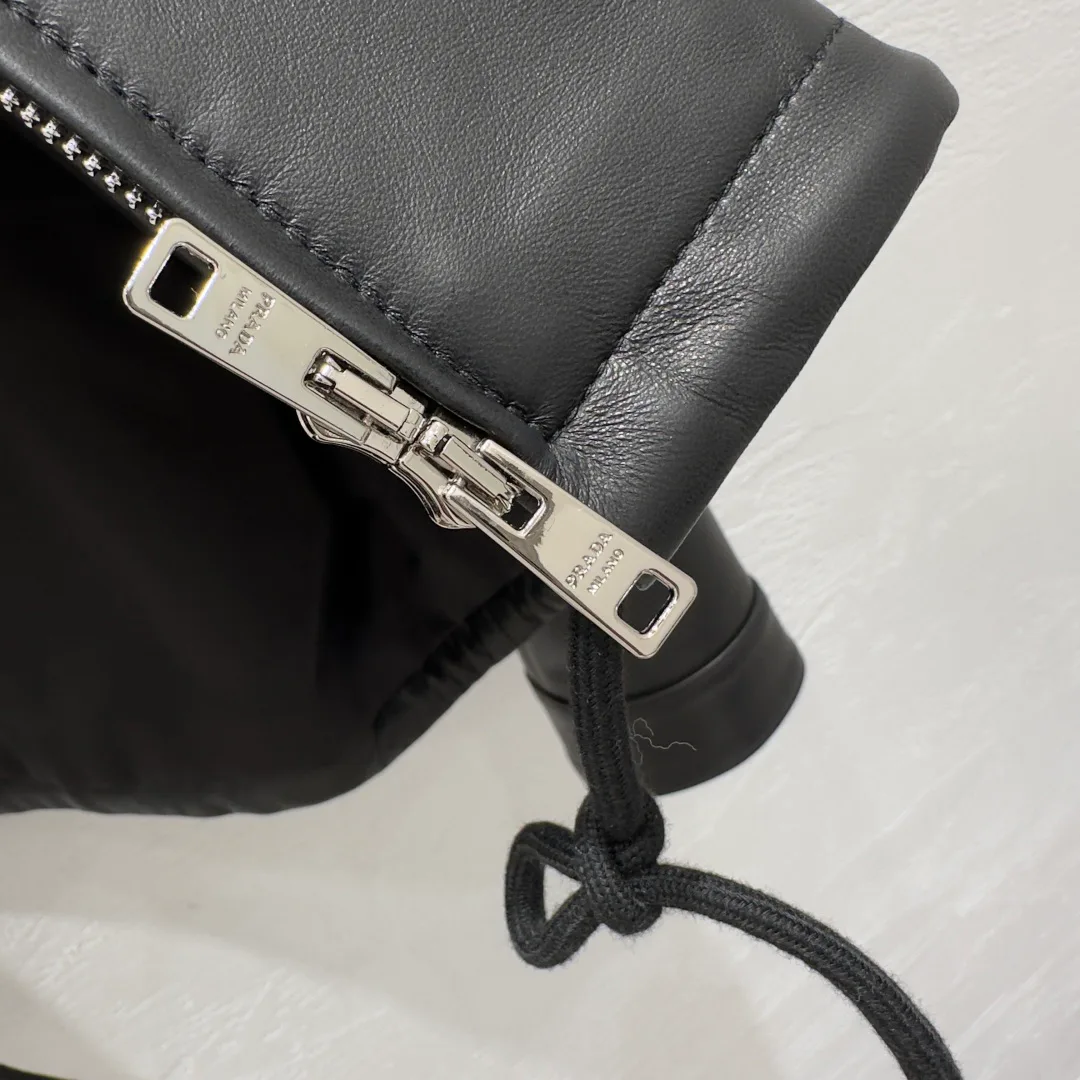 Кожаные Куртки И Дублёнки Женские Prada 10203226