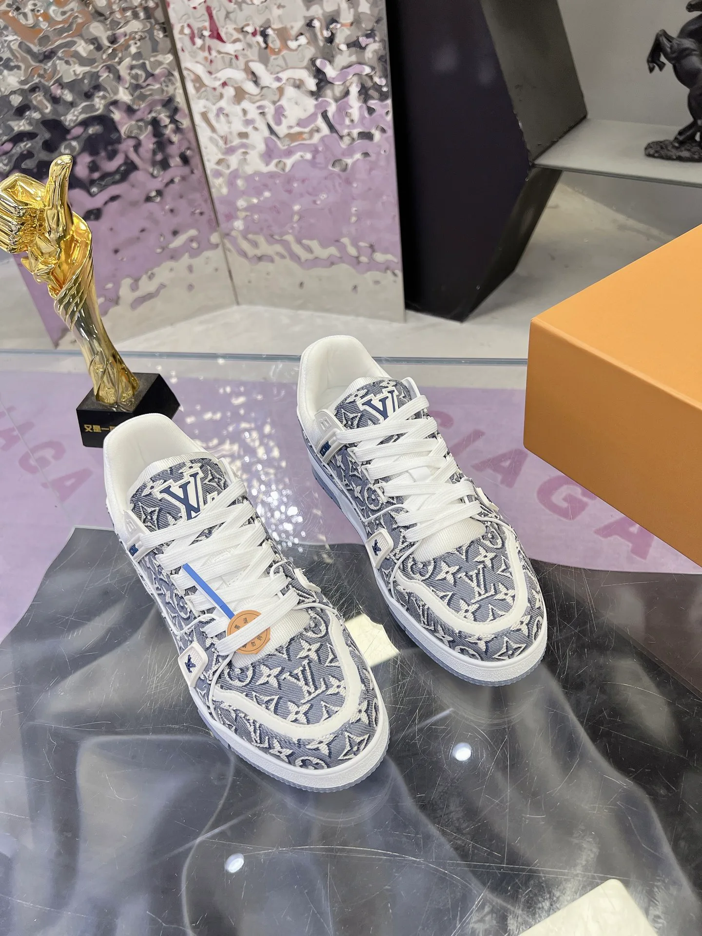 Кроссовки Женские Louis Vuitton 17368600