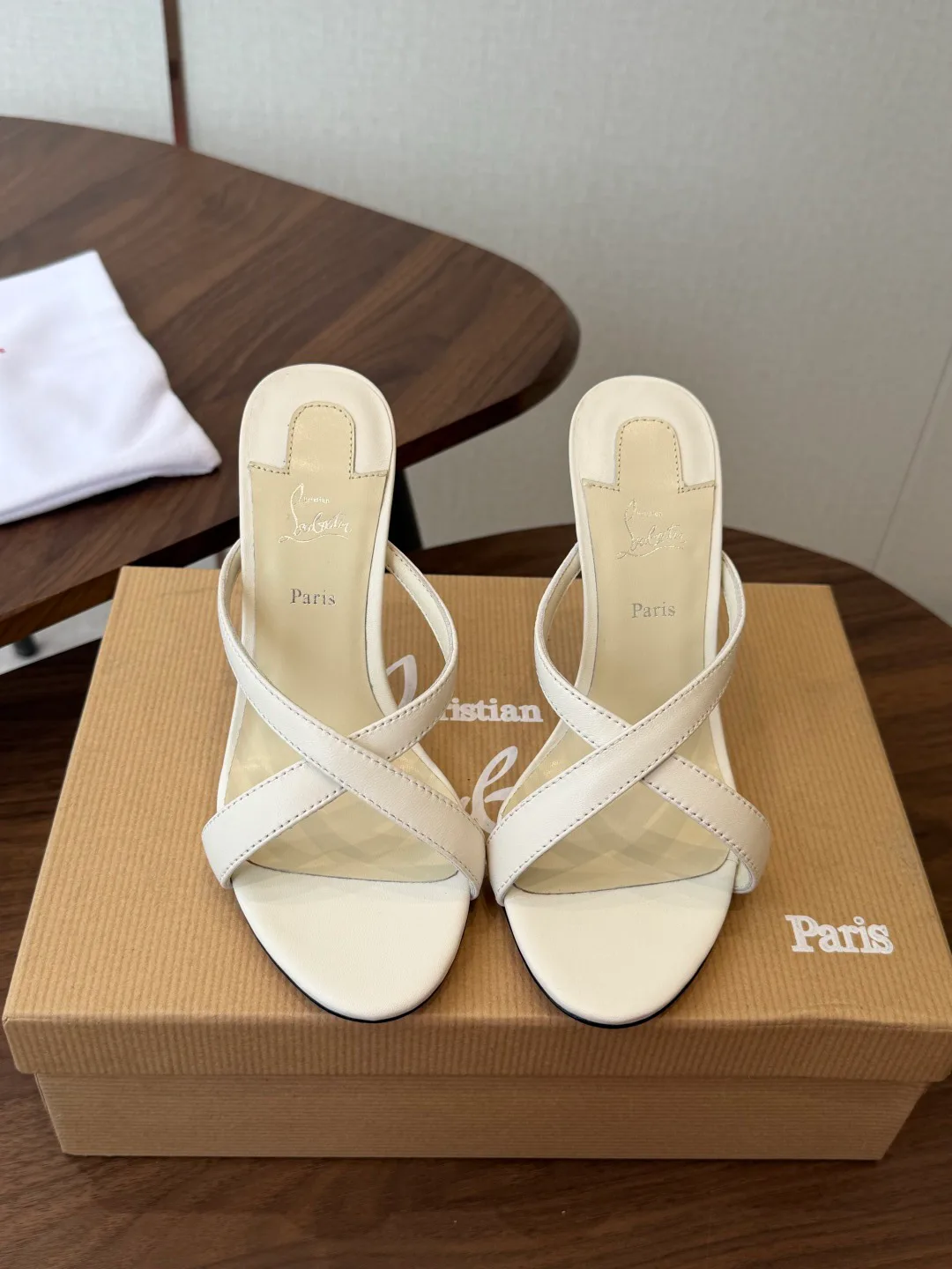 Босоножки Женские Christian Louboutin 18183090