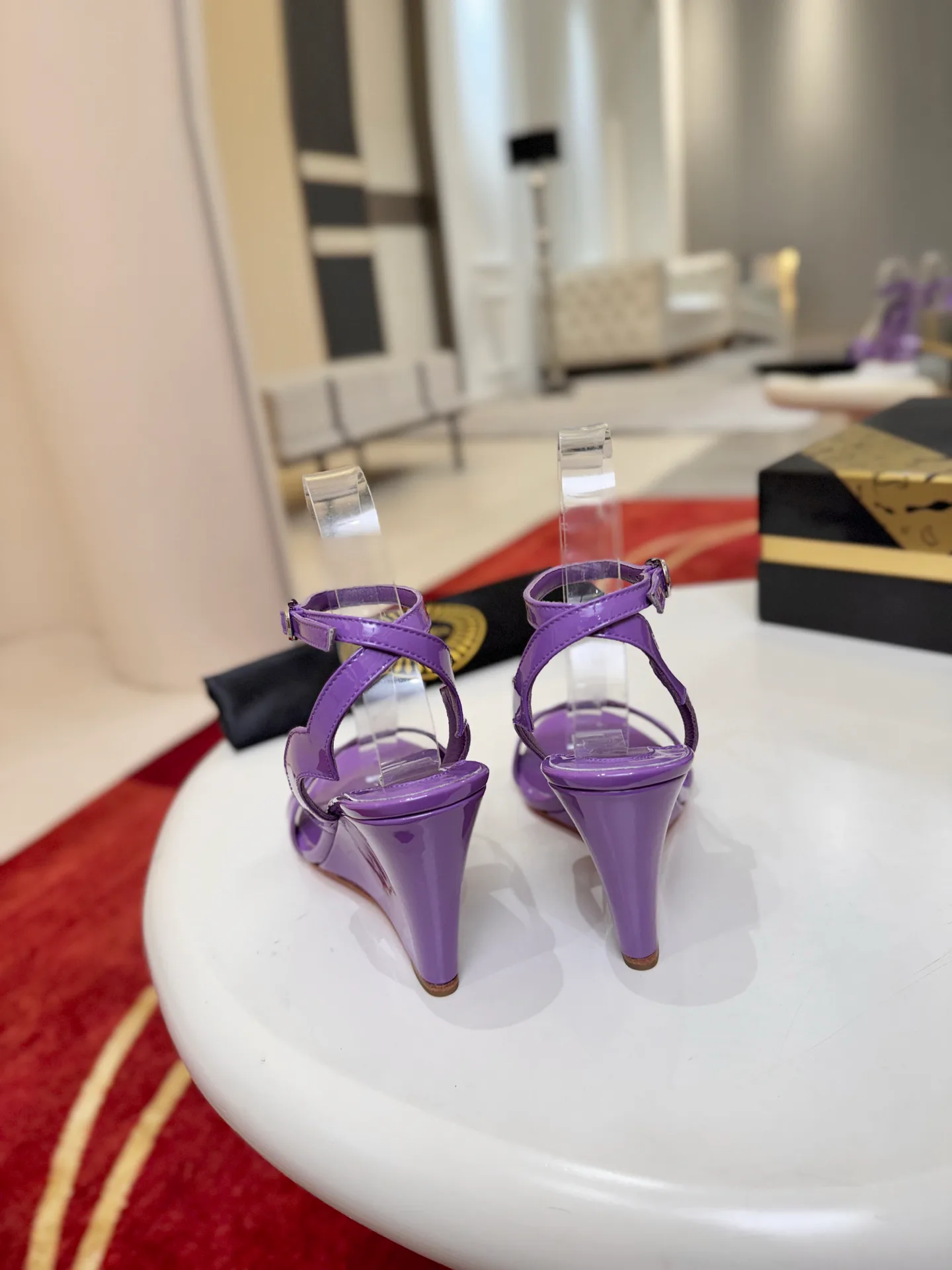 Босоножки Женские Christian Louboutin 18500927