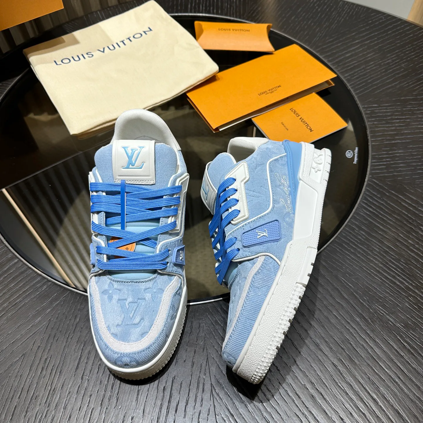 Кроссовки Женские Louis Vuitton 18192502