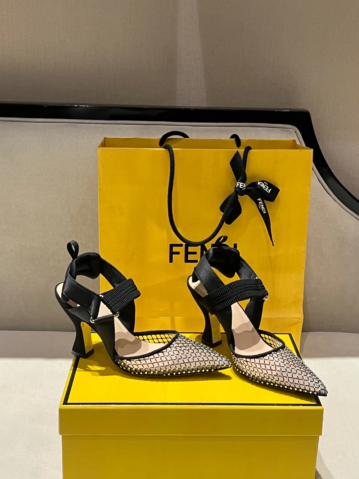 Босоножки Женские Fendi 19352421