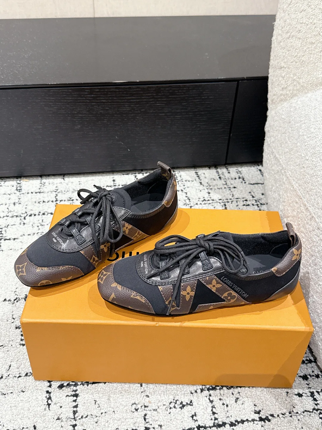Кроссовки Женские Louis Vuitton 18409748