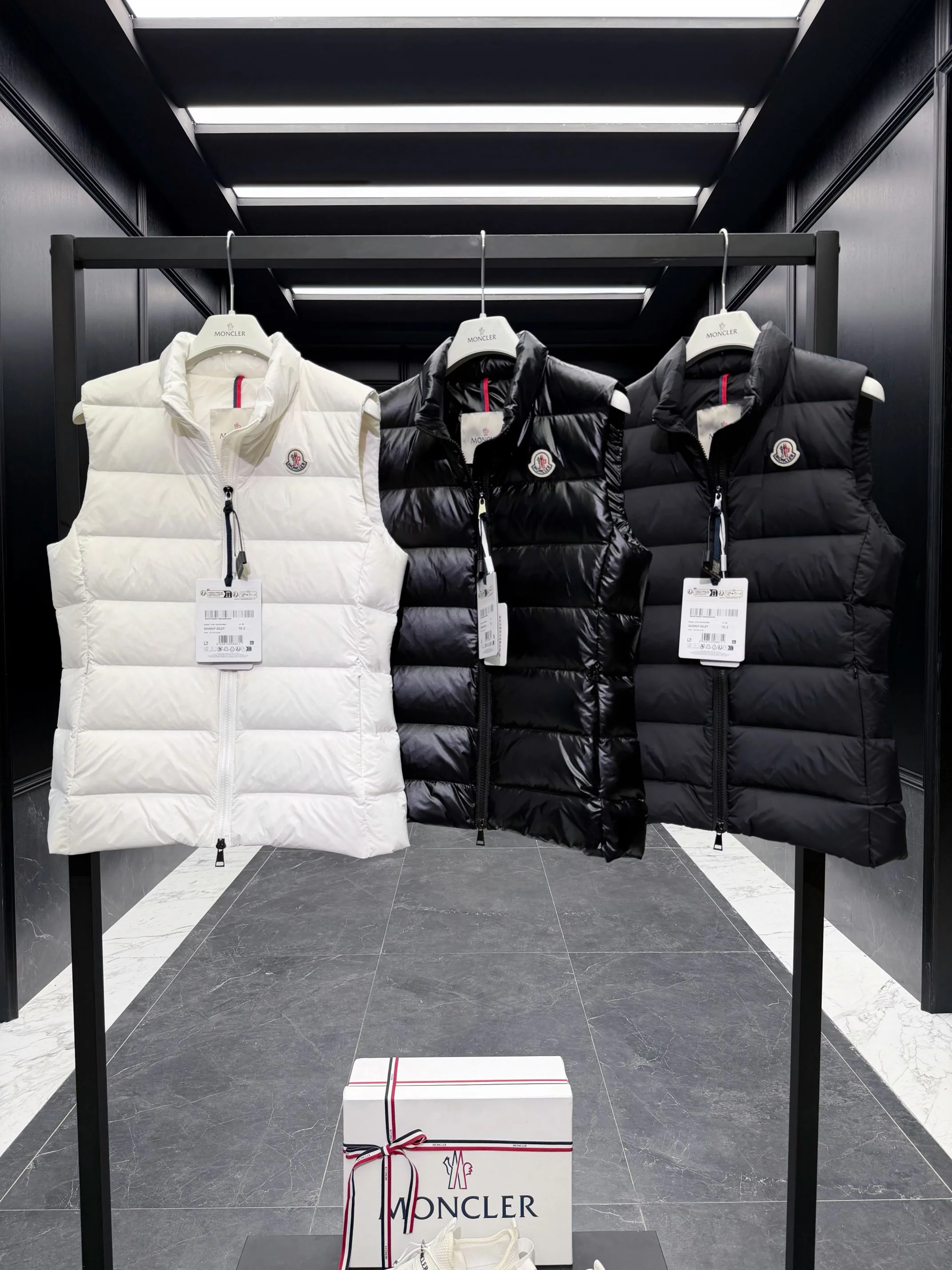 Жилеты Женские Moncler 18652221