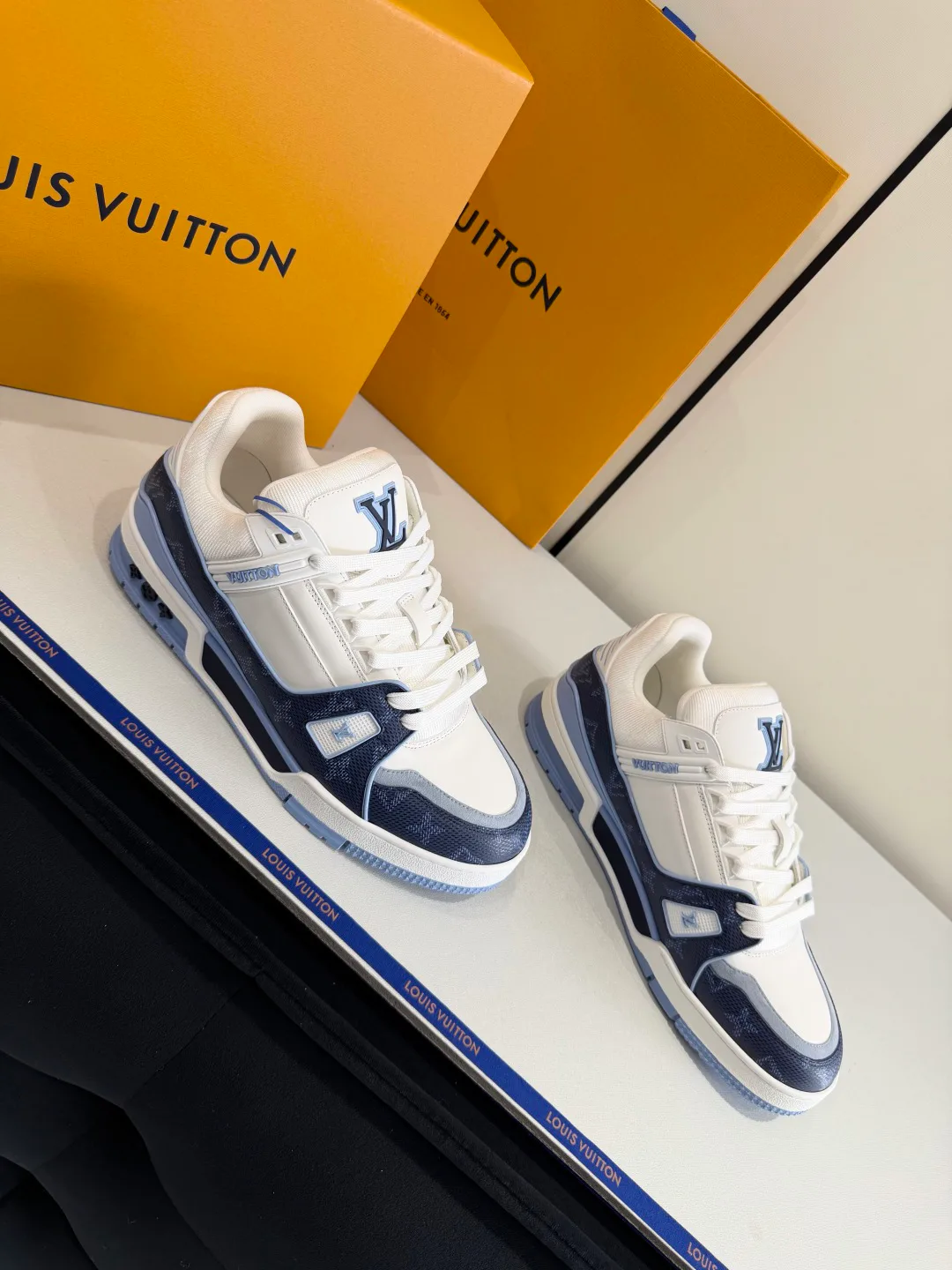 Кроссовки Женские Louis Vuitton 12370892