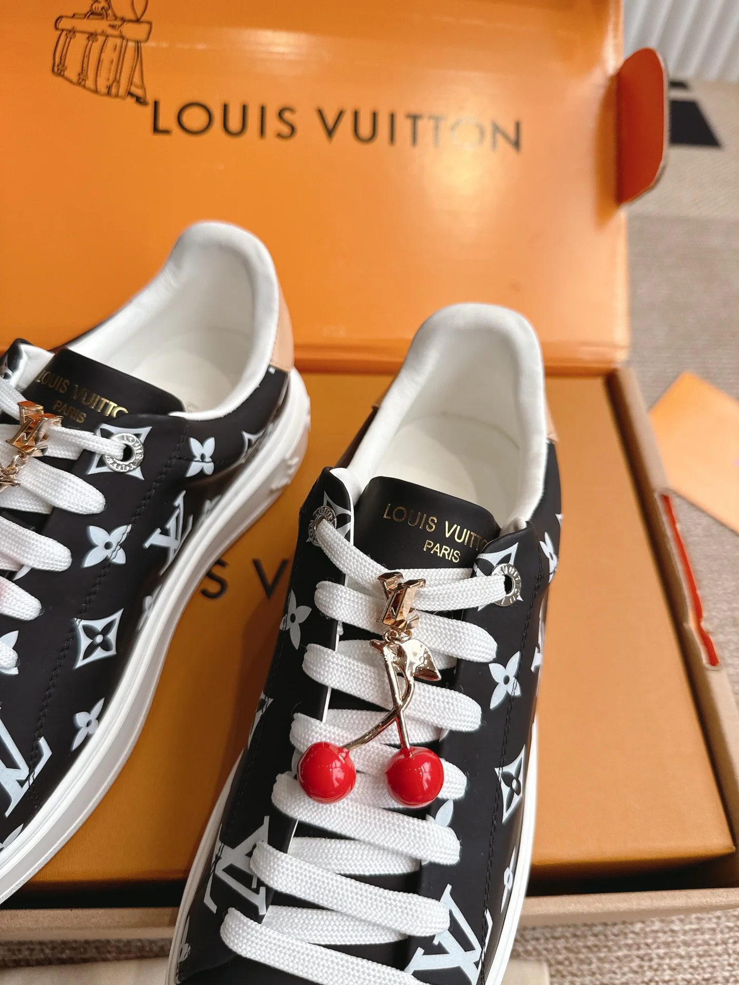 Кроссовки Женские Louis Vuitton 18702947