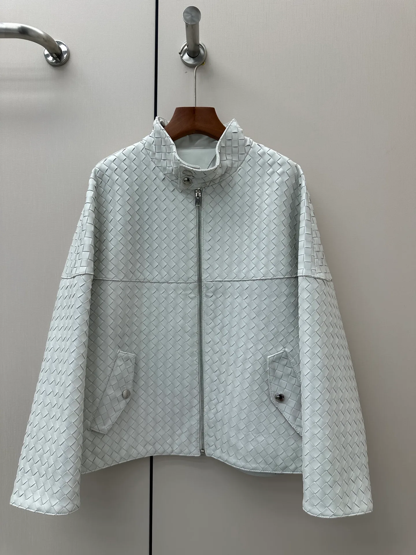 Кожаные Куртки И Дублёнки Женские Bottega Veneta 18061239
