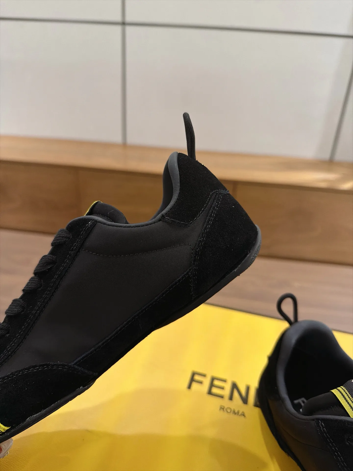 Кроссовки Женские Fendi 18373650